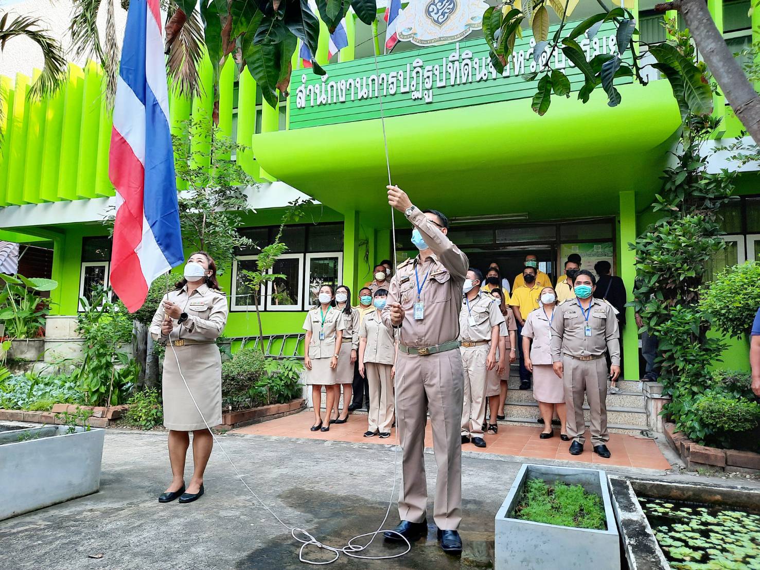 ส.ป.ก.บุรีรัมย์ จัดกิจกรรมเข้าแถวเคารพธงชาติ (ข่าวแชร์)