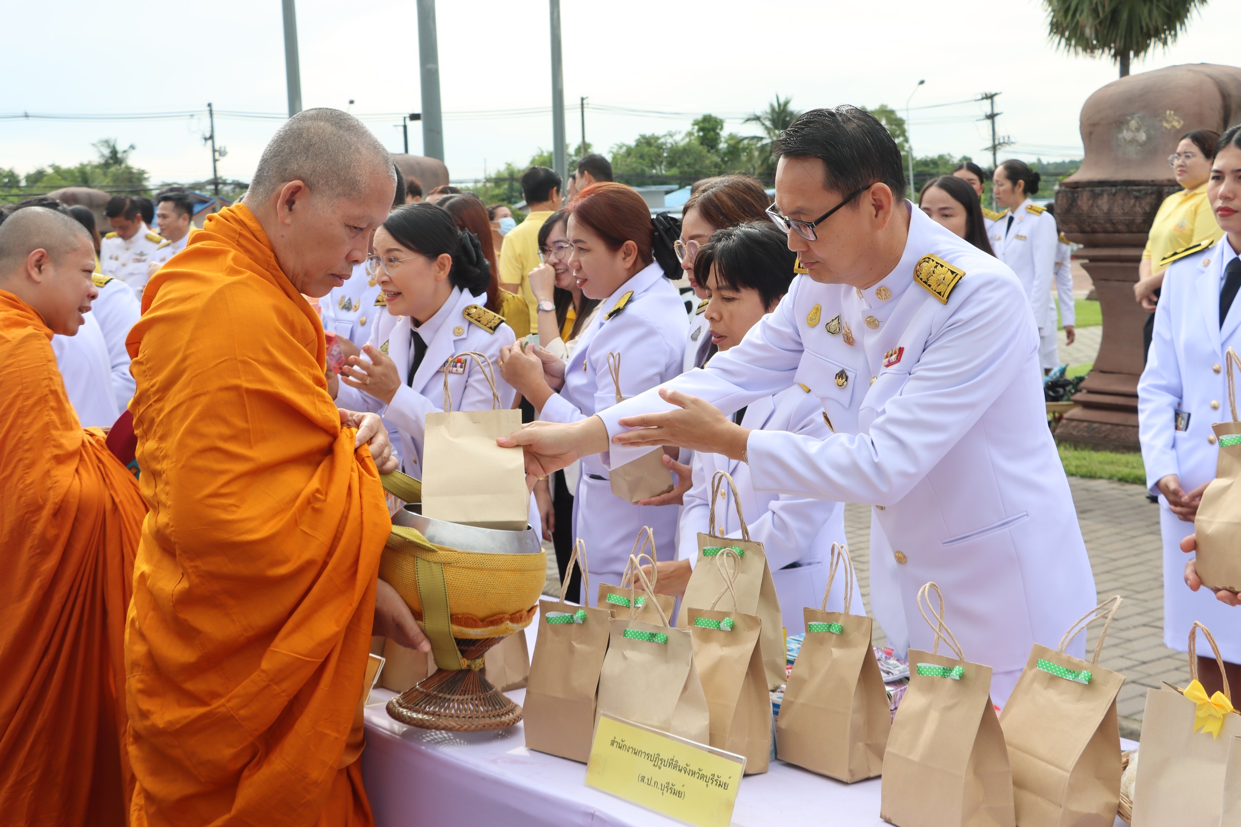 วันจันทร์ที่ 13 ตุลาคม 2568 นายประเสริฐ กาญจนเกียรติกุล ปฏิรูปที่ดินจังหวัดบุรีรัมย์ พร้อมด้วยเจ้าหน้าที่ ส.ป.ก.บุรีรัมย์ ร่วมกิจกรรมเนื่องในวันนวมินทรมหาราช จังหวัดบุรีรัมย์ ปี 2568