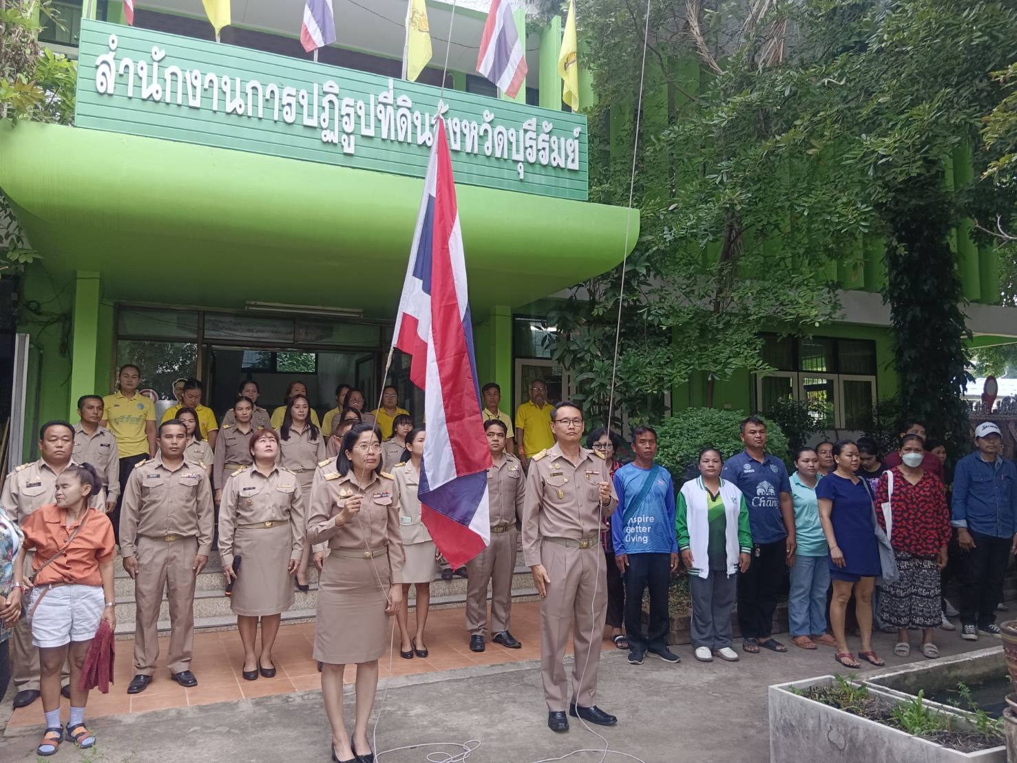 ส.ป.ก.บุรีรัมย์ จัดกิจกรรมเข้าแถวเคารพธงชาติและกล่าวแสดงเจตจำนงสุจริต เสริมสร้างคุณธรรมและความโปร่งใสในการขับเคลื่อนงานการปฏิรูปที่ดินทุกมิติ (ข่าวแชร์)