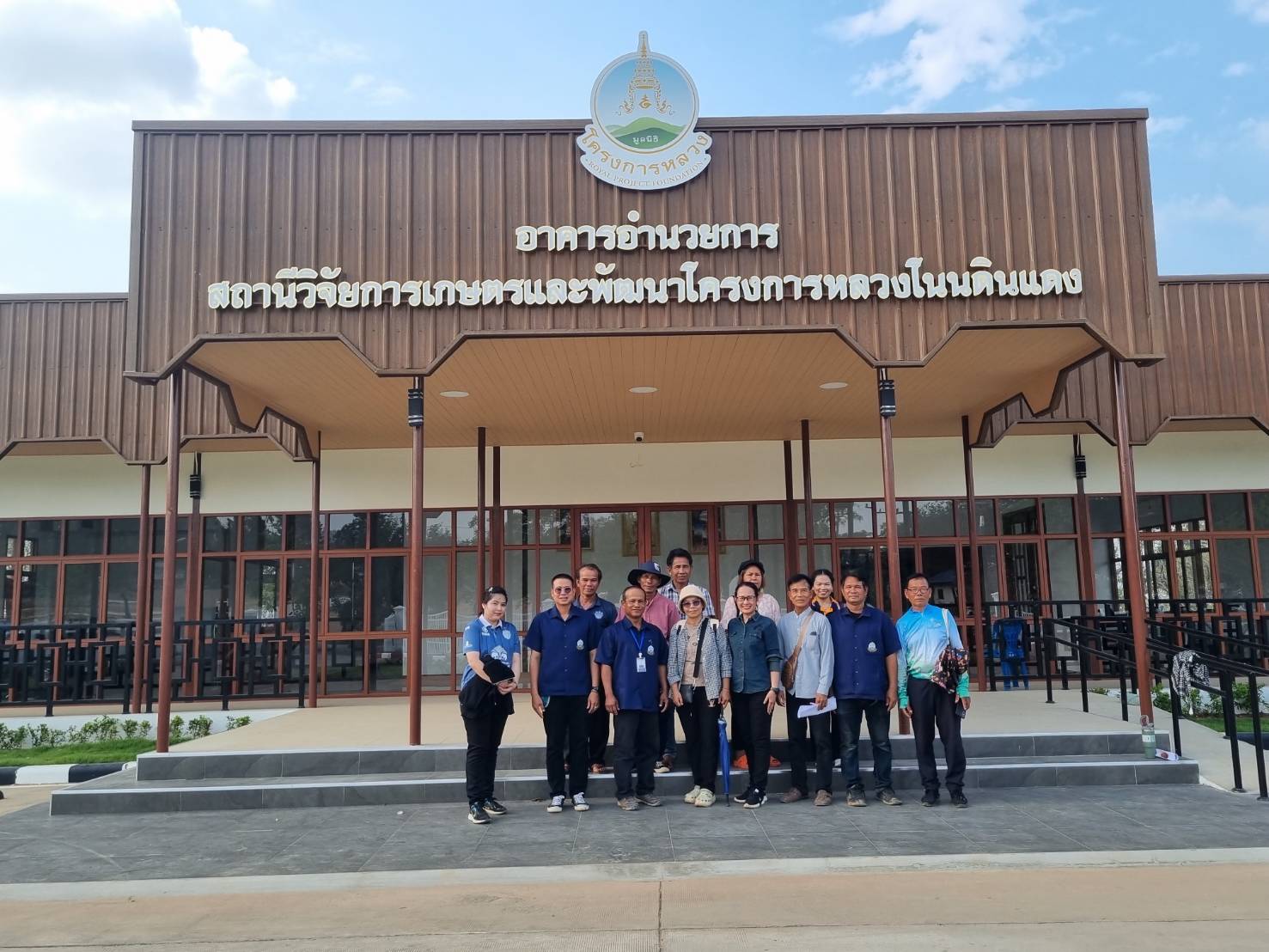 title - วันที่ 25 กุมภาพันธ์ 2569 นายประเสริฐ กาญจนเกียรติกุล ปฏิรูปที่ดินจังหวัดบุรีรัมย์ มอบหมายให้นางนวลละออง ชูมาตย์ ผู้อำนวยการกลุ่มยุทธศาสตร์ฯ พร้อมเจ้าหน้าที่ ส.ป.ก.บุรีรัมย์ นำเกษตรกรโครงการลดการเผาวัสดุทางการเกษตรฯ เข้าศึกษาดูงาน ณ สถานีวิจัยการเกษตรและพัฒนาโครงการหลวงโนนดินแดง