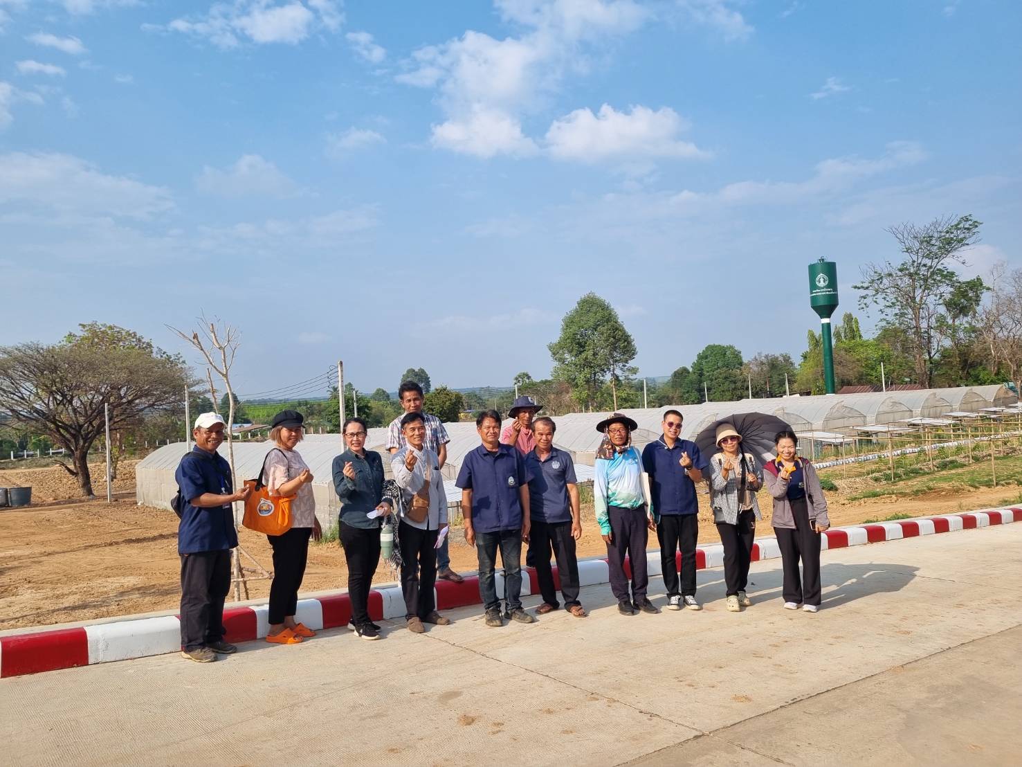 title - วันที่ 25 กุมภาพันธ์ 2569 นายประเสริฐ กาญจนเกียรติกุล ปฏิรูปที่ดินจังหวัดบุรีรัมย์ มอบหมายให้นางนวลละออง ชูมาตย์ ผู้อำนวยการกลุ่มยุทธศาสตร์ฯ พร้อมเจ้าหน้าที่ ส.ป.ก.บุรีรัมย์ นำเกษตรกรโครงการลดการเผาวัสดุทางการเกษตรฯ เข้าศึกษาดูงาน ณ สถานีวิจัยการเกษตรและพัฒนาโครงการหลวงโนนดินแดง