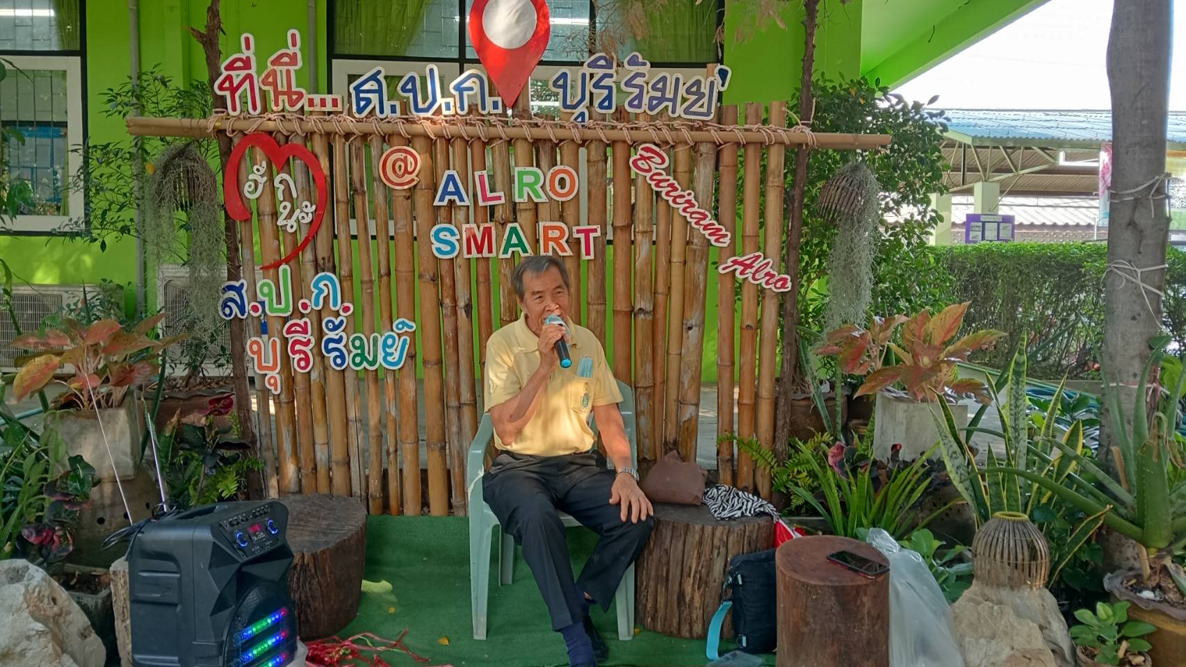 ทีมจิตอาสาจัดกิจกรรมให้ความบันเทิงด้านเสียงเพลงแก่เกษตรกในเขตปฏิรูปที่ดินจังหวัดบุรีรัมย์ที่มาติดต่อราชการ ณ สำนักงานการปฏิรูปที่ดินจังหวัดบุรีรัมย์ 