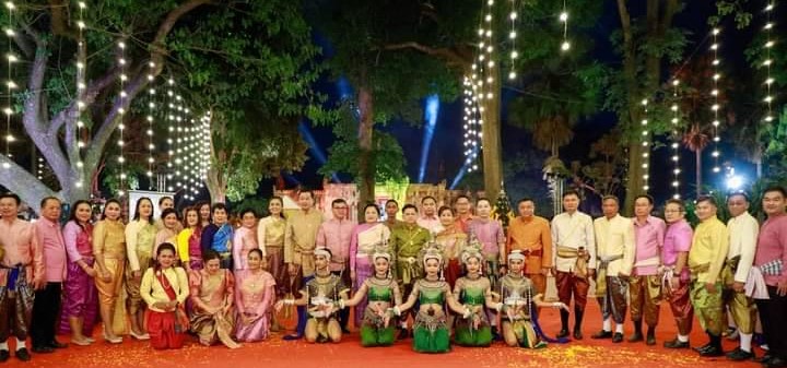 ปฏิรูปที่ดินจังหวัดบุรีรัมย์  ร่วมบวงสรวงสิ่งศักดิ์สิทธิ์ประจำปราสาทเมืองต่ำบริเวณด้านหน้าปราสาทเมืองต่ำ งานสืบสานประเพณีลอยกระทง “บารายศรัทธา  สมมาสายน้ำ ปราสาทเมืองต่ำ น้องนำบูชา”