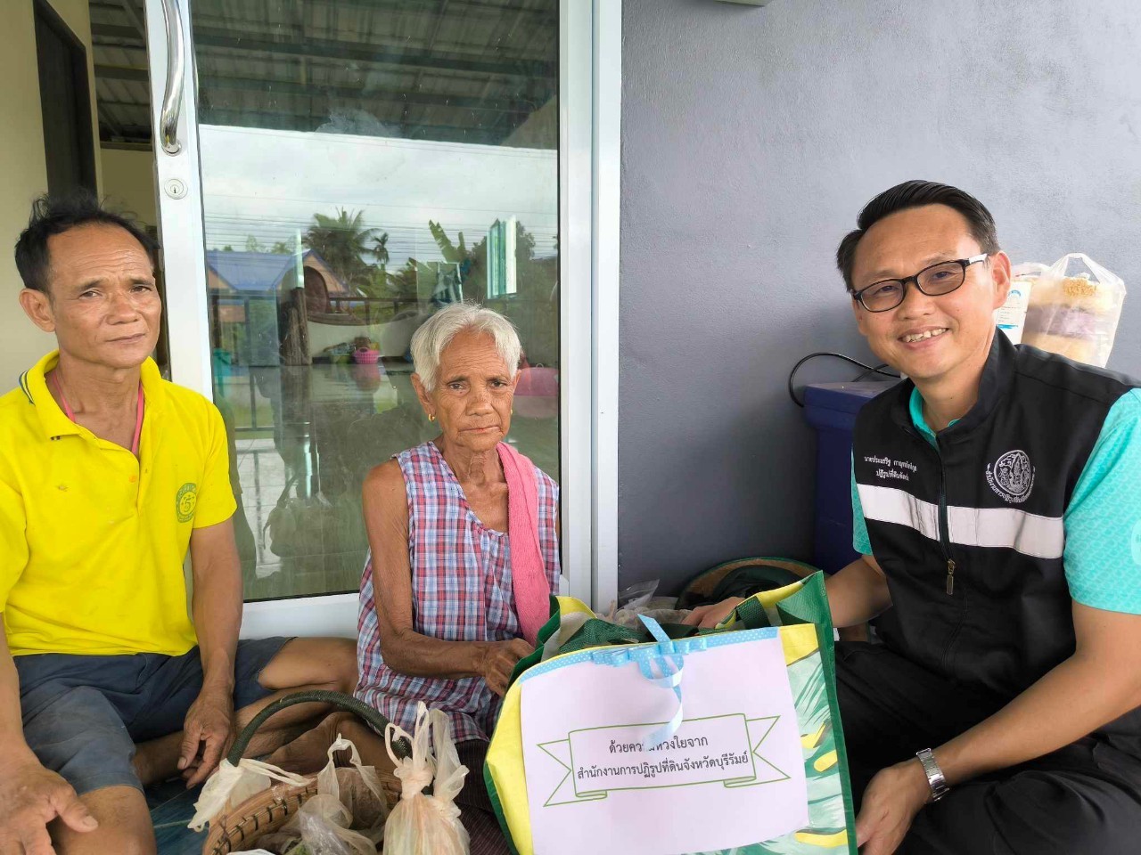 ปฏิรูปที่ดินจังหวัดบุรีรัมย์ เยี่ยมเยียนให้กำลังใจและมอบของแสดงความห่วงใยเกษตรกรในเขตปฏิรูปที่ดินที่บุตรหลานไปทำงานประเทศอิสราเอล