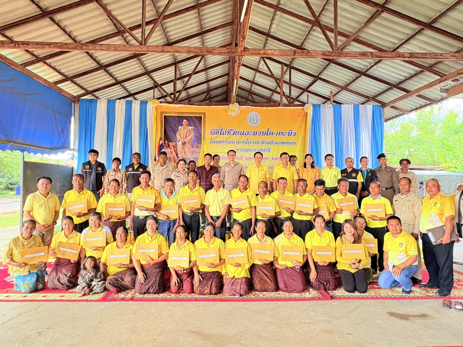ปฏิรูปที่ดินจังหวัดบุรีรัมย์ร่วมพิธีมอบโค-กระบือพระราชทานในโครงการธนาคารโค-กระบือพระราชดำริ และร่วมลงแขกเกี่ยวข้าวอินทรีย์ ผกาอำปึล (ข้าวดอกมะขาม)