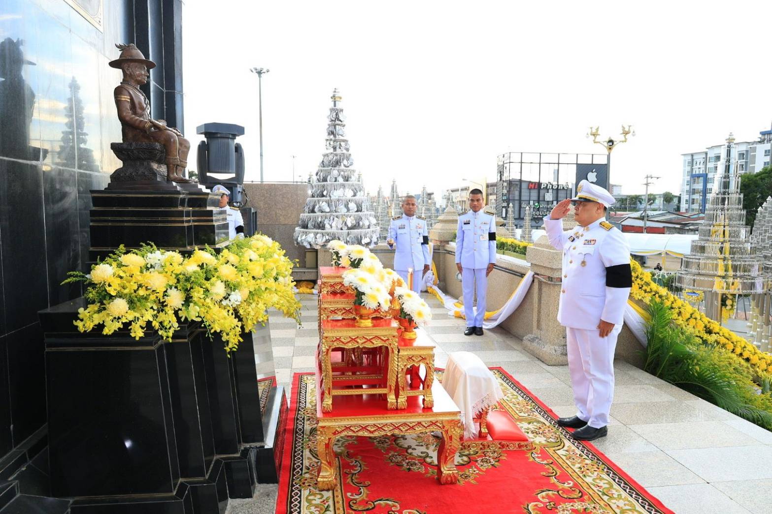 วันอังคารที่ 13 ตุลาคม 2569 เวลา 16.00 น. นายประเสริฐ กาญจนเกียรติกุล ปฏิรูปที่ดินจังหวัดบุรีรัมย์ มอบหมายให้ นางสาวมณฑิรา ปานคง ผู้อำนวยการกลุ่มการเงินบัญชีและจัดเก็บผลประโยชน์ พร้องด้วยข้าราชการ เจ้าหน้าที่ สำนักงานการปฏิรูปที่ดินจังหวัดบุรีรัมย์ ร่วมพิธีวางพวงมาลาเนื่องในวันนวมินทรมหาราช (ข่าวแชร์)