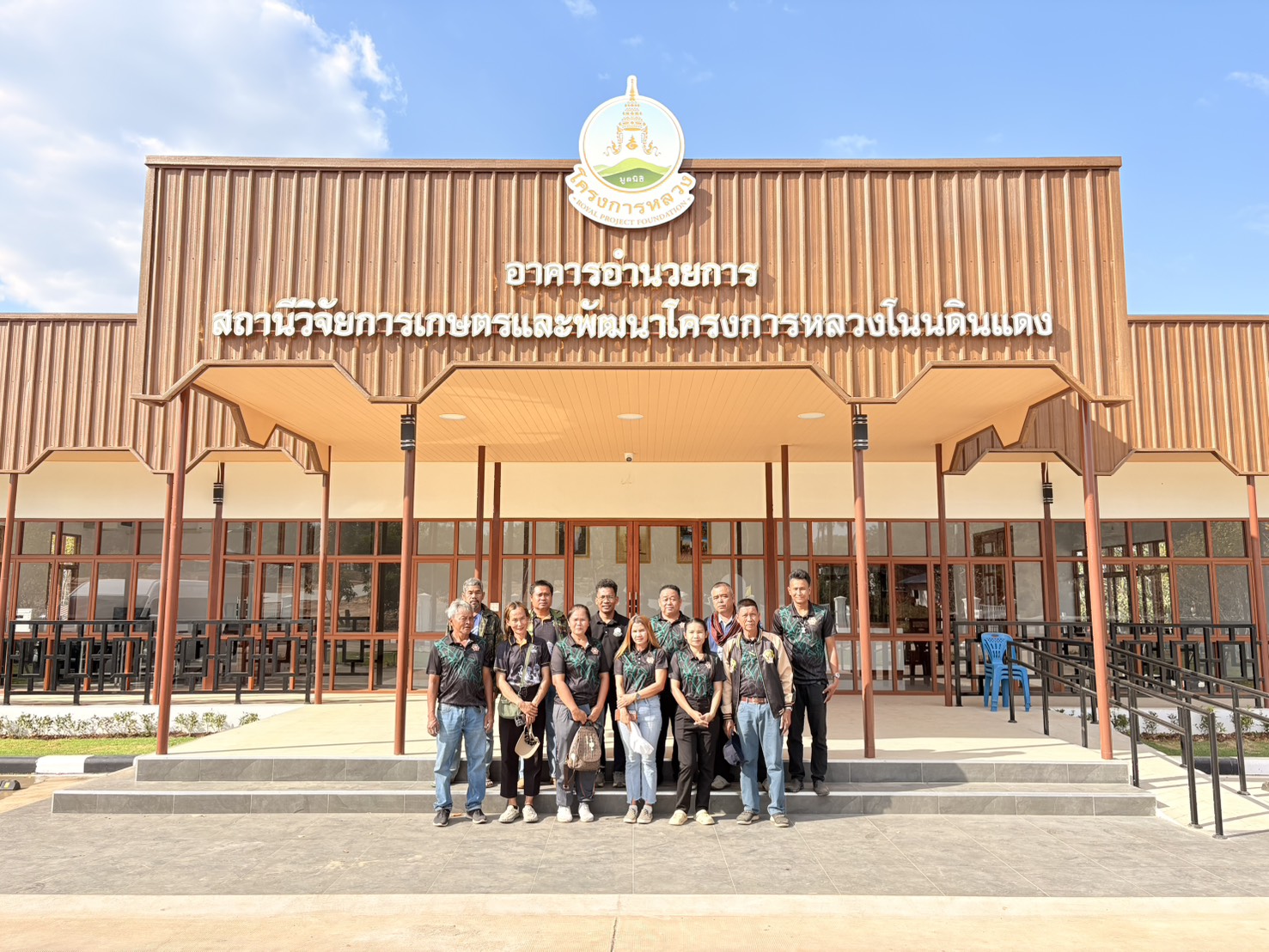 วันที่ 23 มกราคม 2569 นายประเสริฐ กาญจนเกียรติกุล ปฏิรูปที่ดินจังหวัดบุรีรัมย์ มอบหมายให้นายธงชัย ใจกล้า เจ้าหน้าที่ปฏิรูปที่ดิน นำเกษตรกรภายใต้โครงการพัฒนาเกษตรกรรมยั่งยืนในเขตปฏิรูปที่ดินจำนวน 11 ราย เข้าศึกษาดูงานสถานีวิจัยการเกษตรและพัฒนาโครงการหลวงโนนดินแดง (ข่าวแชร์)