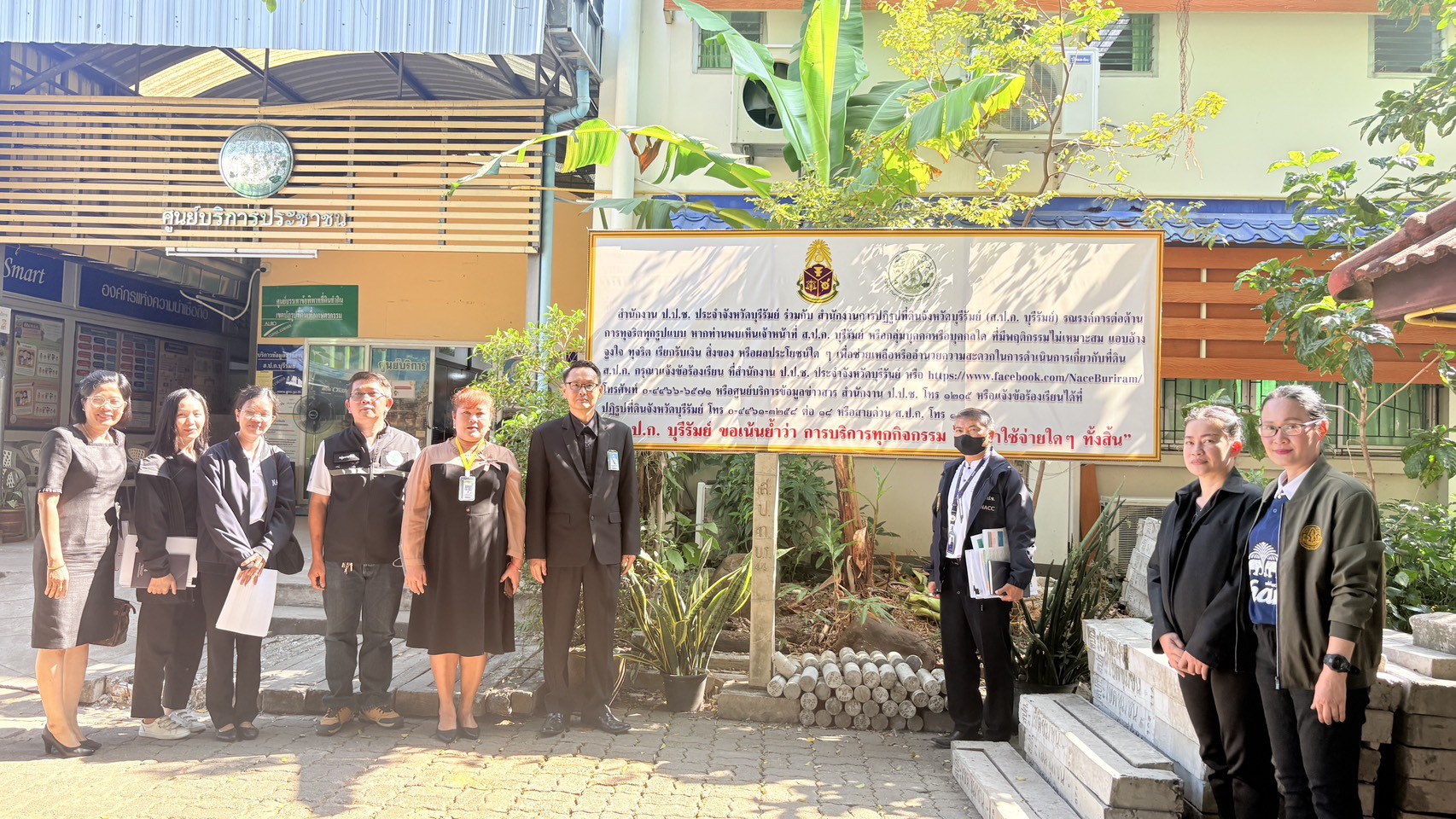 วันศุกร์ที่ 23 มกราคม 2569 เวลา 09.00 น. นายประเสริฐ  กาญจนเกียรติกุล ปฏิรูปที่ดินจังหวัดบุรีรัมย์ พร้อมเจ้าหน้าที่ ส.ป.ก.บุรีรัมย์ ให้การต้อนรับ นายยศกร ศรีคลัง ผู้อำนวยการกลุ่มประสานการป้องกันการทุจริต ภาค 3 และคณะในการลงพื้นที่ติดตามการออกโฉนดเพื่อการเกษตรและการใช้ประโยชน์ที่ดินตามระเบียบของสำนักงานการปฏิรูปที่ดินเพื่อเกษตรกรรม ณ สำนักงานการปฏิรูปที่ดินจังหวัดบุรีรัมย์ 