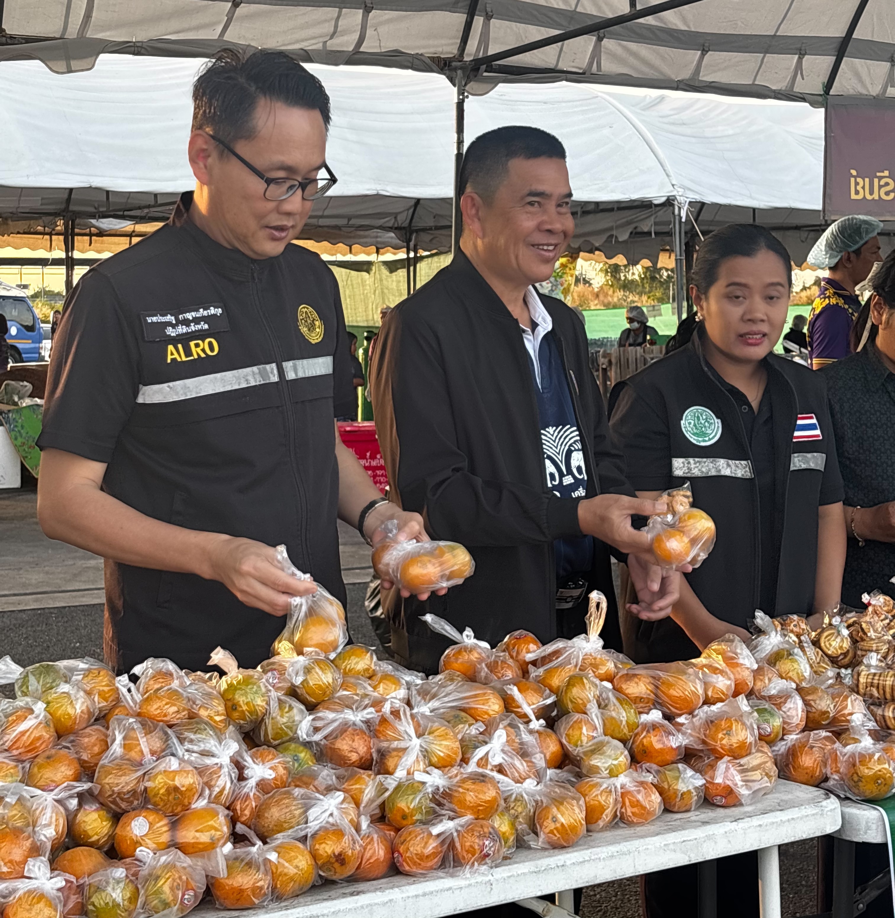 วันที่ 23 ธันวาคม 2568 เวลา 17.00 น. นายประเสริฐ กาญจนเกียรติกุล ปฏิรูปที่ดินจังหวัดบุรีรัมย์ พร้อมด้วยเจ้าหน้าที่กลุ่มยุทธศาสตร์และการปฏิรูปที่ดิน ส.ป.ก.บุรีรัมย์ เข้าร่วมให้บริการอาหารและผลไม้แก่ผู้อพยพจากเหตุปะทะไทยกัมพูชา 