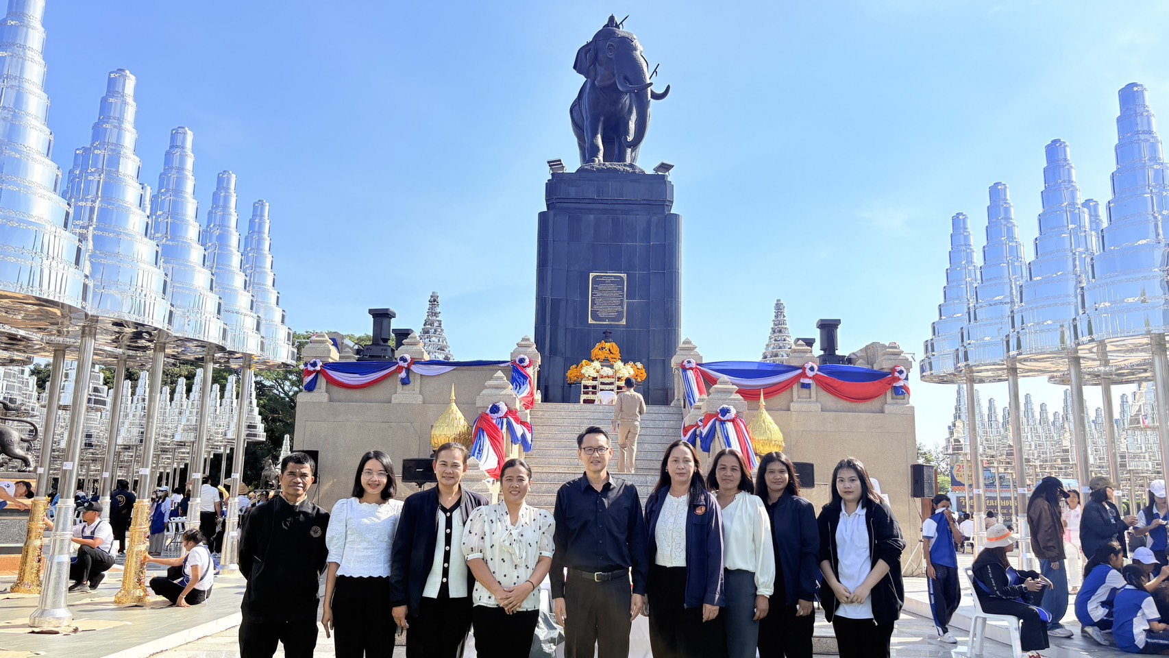 วันที่ 29 ธันวาคม 2568 เวลา 14.30 น. นายประเสริฐ กาญจนเกียรติกุล ปฏิรูปที่ดินจังหวัดบุรีรัมย์ พร้อมเจ้าหน้าที่ ส.ป.ก.บุรีรัมย์ ร่วมโครงการปิดทองเบิกฟ้า สักการบูชามหาราชรัชกาลที่ 1