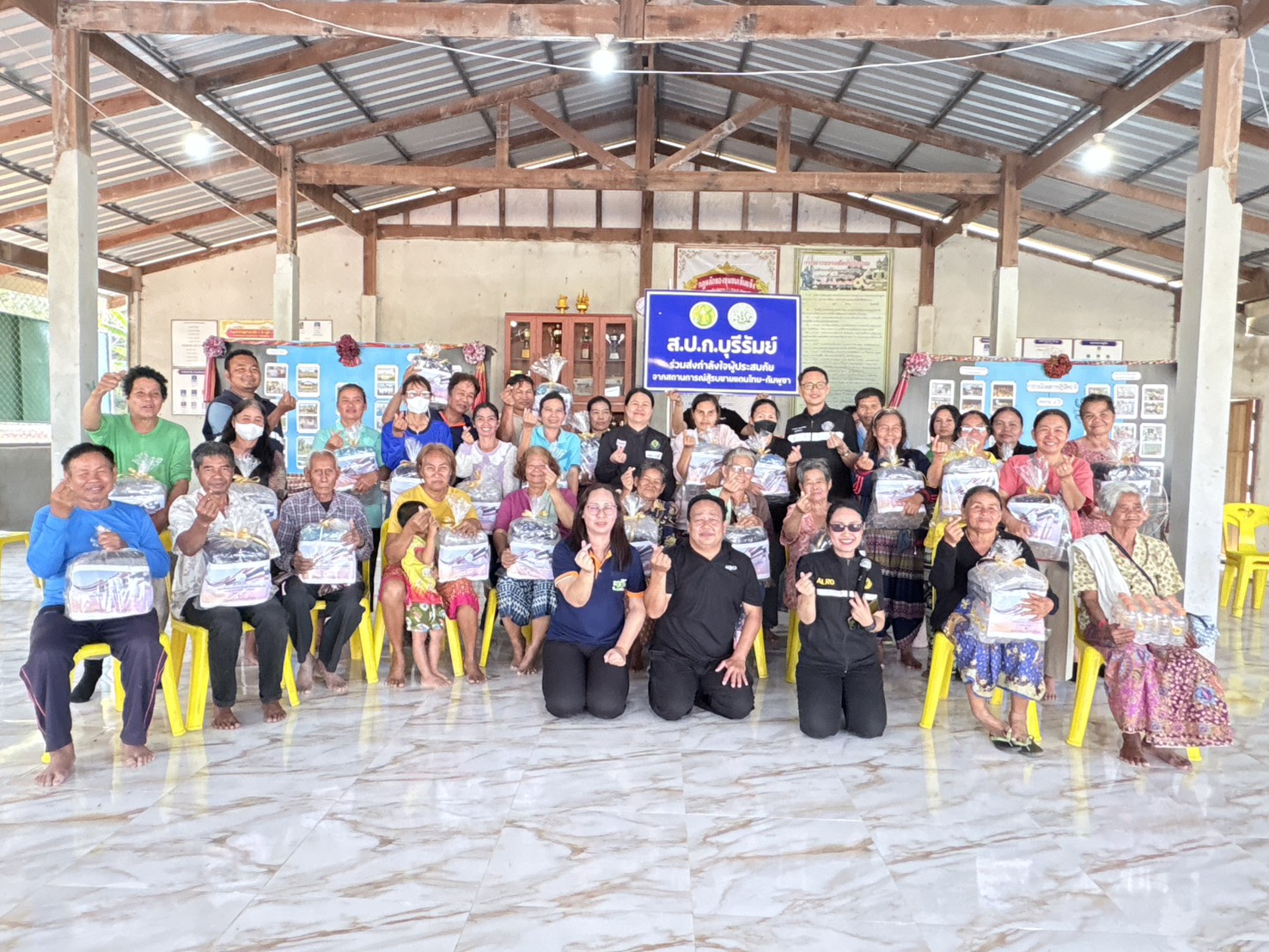 วันที่ 3 กุมภาพันธ์ 2569 นายเศรษฐเกียรติ กระจ่างวงษ์ เลขาธิการสำนักงานการปฏิรูปที่ดินเพื่อเกษตรกรรม    (ส.ป.ก.) มอบหมายให้สำนักงานการปฏิรูปที่ดินจังหวัดบุรีรัมย์ (ส.ป.ก.บุรีรัมย์) ดำเนินการมอบสิ่งของช่วยเหลือผู้ได้รับผลกระทบจากเหตุการณ์ความไม่สงบบริเวณแนวชายแดนไทย–กัมพูชาโดยนายประเสริฐ กาญจนเกียรติกุล ปฏิรูปที่ดินจังหวัดบุรีรัมย์ พร้อมด้วยเจ้าหน้าที่ ส.ป.ก.บุรีรัมย์ ได้ลงพื้นที่ตรวจเยี่ยม และมอบสิ่งของอุปโภคบริโภคเพื่อบรรเทาความเดือดร้อนให้แก่ผู้ได้รับผลกระทบในพื้นที่ ตำบลจันทบเพชร อำเภอบ้านกรวด จังหวัดบุรีรัมย์