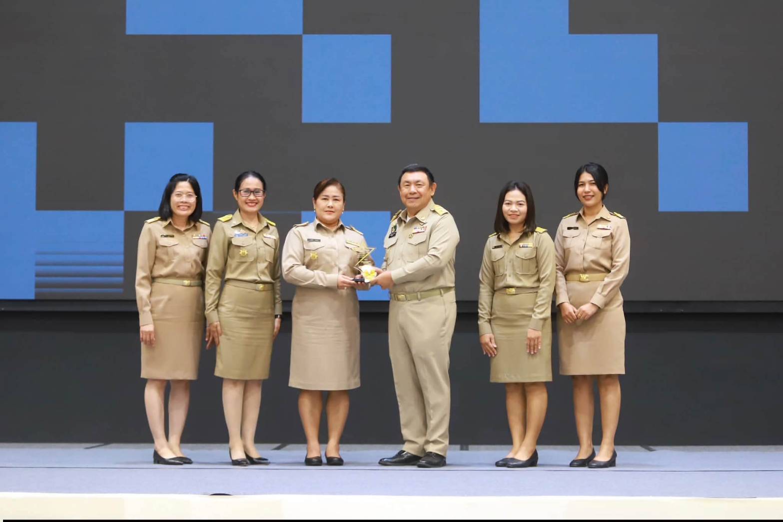 ส.ป.ก.บุรีรัมย์ เข้ารับรางวัลผลการปฏิบัติราชการยอดเยี่ยม (ALRO KPIs Award) ในพิธีมอบรางวัล Smart Alro 2006