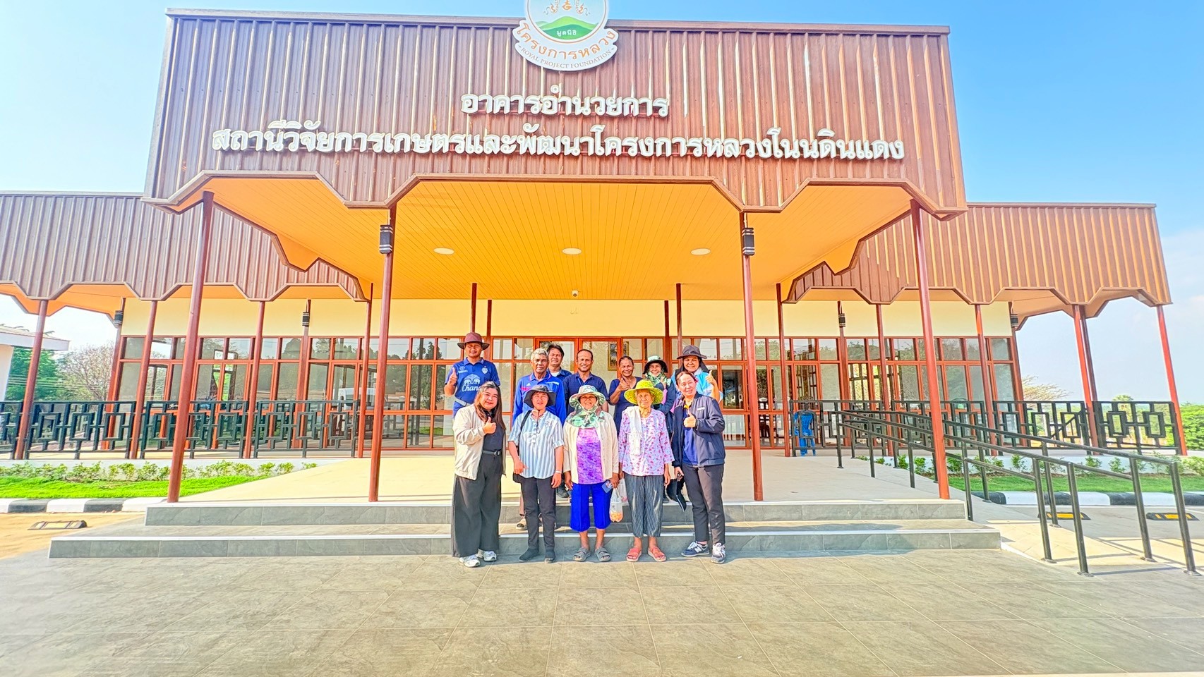 title - วันที่ 26 กุมภาพันธ์ 2569 นายประเสริฐ กาญจนเกียรติกุล ปฏิรูปที่ดินจังหวัดบุรีรัมย์ มอบหมายให้นางสาวกริ่มใจ กอนไธสง นักวิชาการปฏิรูปที่ดินชำนาญการ พร้อมเจ้าหน้าที่ ส.ป.ก.บุรีรัมย์ นำเกษตรกรโครงการยกระดับศักยภาพการพัฒนาสินค้าเกษตรชีวภาพฯ เข้าศึกษาดูงาน ณ สถานีวิจัยการเกษตรและพัฒนาโครงการหลวงโนนดินแดง