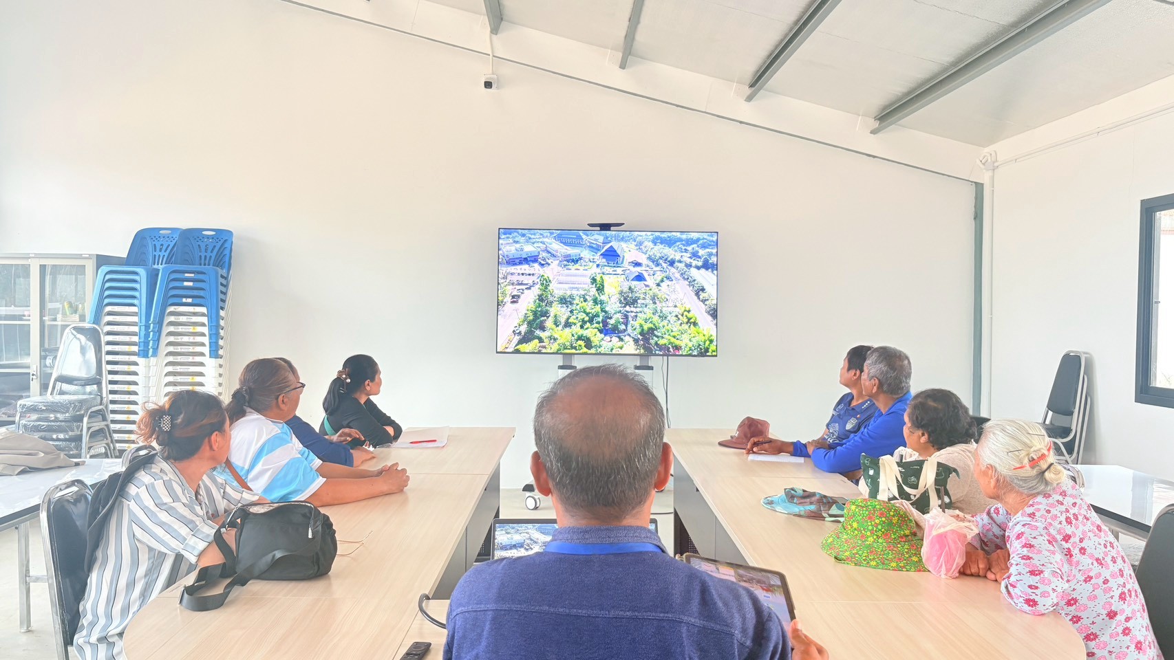 title - วันที่ 26 กุมภาพันธ์ 2569 นายประเสริฐ กาญจนเกียรติกุล ปฏิรูปที่ดินจังหวัดบุรีรัมย์ มอบหมายให้นางสาวกริ่มใจ กอนไธสง นักวิชาการปฏิรูปที่ดินชำนาญการ พร้อมเจ้าหน้าที่ ส.ป.ก.บุรีรัมย์ นำเกษตรกรโครงการยกระดับศักยภาพการพัฒนาสินค้าเกษตรชีวภาพฯ เข้าศึกษาดูงาน ณ สถานีวิจัยการเกษตรและพัฒนาโครงการหลวงโนนดินแดง