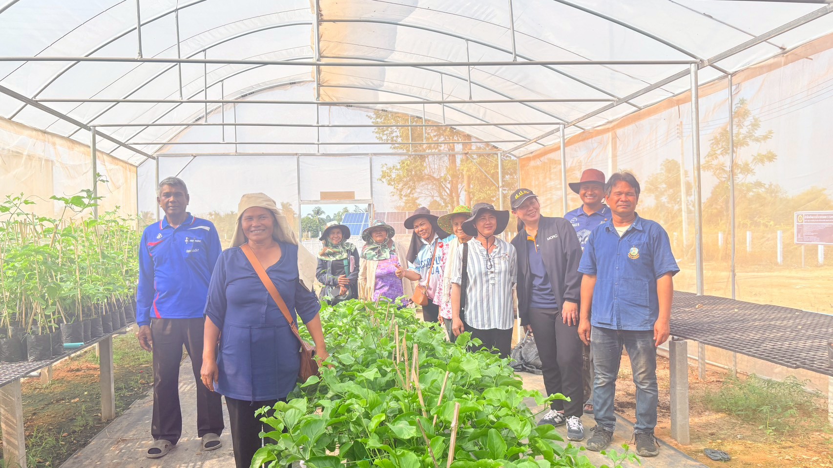 title - วันที่ 26 กุมภาพันธ์ 2569 นายประเสริฐ กาญจนเกียรติกุล ปฏิรูปที่ดินจังหวัดบุรีรัมย์ มอบหมายให้นางสาวกริ่มใจ กอนไธสง นักวิชาการปฏิรูปที่ดินชำนาญการ พร้อมเจ้าหน้าที่ ส.ป.ก.บุรีรัมย์ นำเกษตรกรโครงการยกระดับศักยภาพการพัฒนาสินค้าเกษตรชีวภาพฯ เข้าศึกษาดูงาน ณ สถานีวิจัยการเกษตรและพัฒนาโครงการหลวงโนนดินแดง