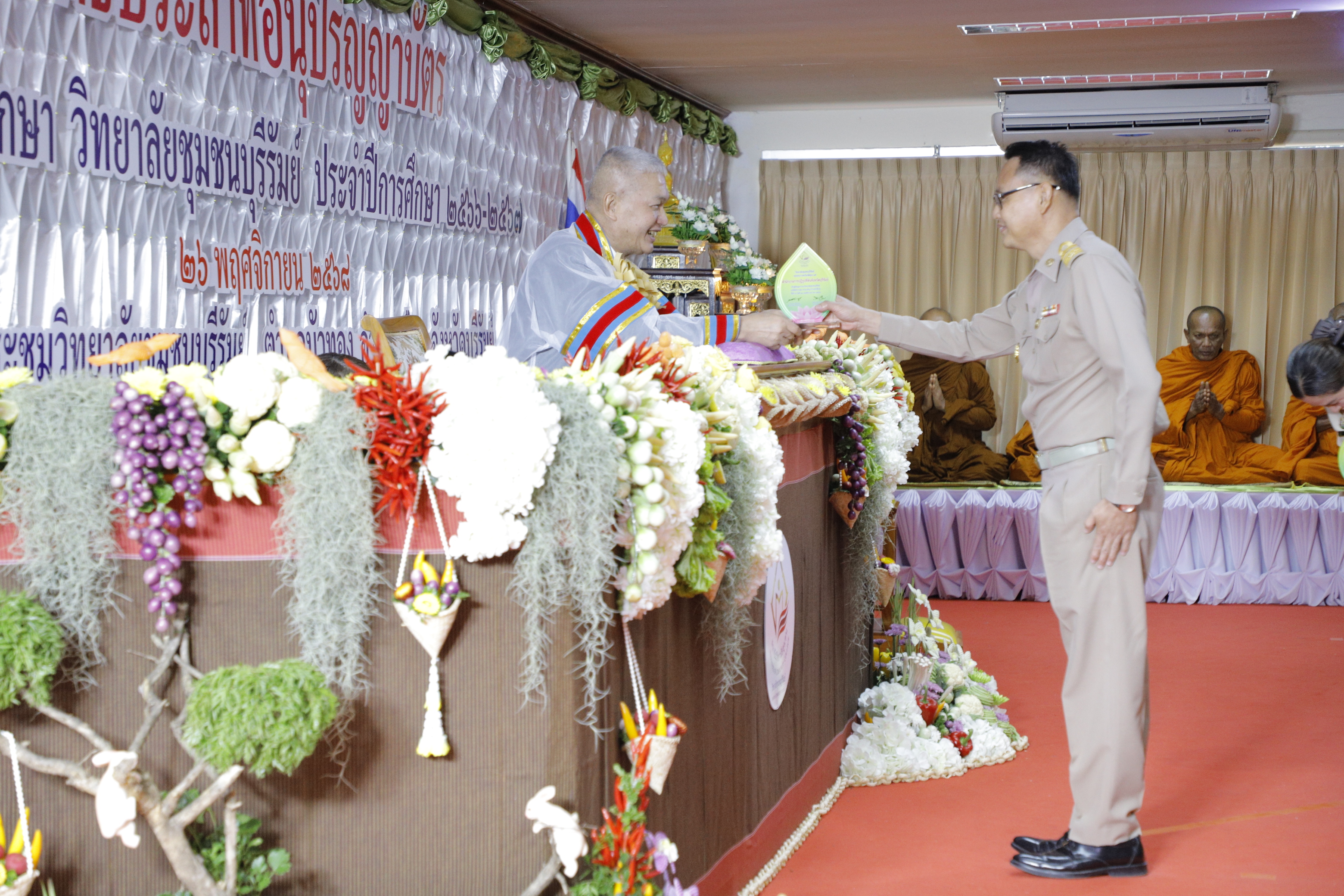 วันที่ 26 พฤศจิกายน 2568 เวลา 09.00 น. นายประเสริฐ กาญจนเกียรติกุล ปฏิรูปจังหวัดบุรีรัมย์ ร่วมพิธีประสาทอนุปริญญาบัตรและประกาศเกียรติคุณแก่ผู้สำเร็จการศึกษาวิทยาลัยชุมชนบุรีรัมย์ และรับโล่ประกาศเกียรติคุณผู้มีคุณูปการแก่วิทยาลัยชุมชนบุรีรัมย์ โดยมี พลอากาศเอก จอม รุ่งสว่าง องคมนตรีเป็นประธานในพิธี