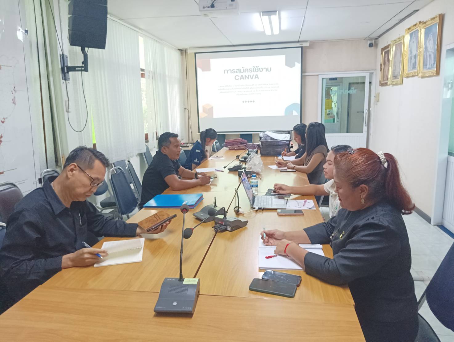 วันศุกร์ที่ 27 กุมภาพันธ์ 2569 นายประเสริฐ กาญจนเกียรติกุล ปฏิรูปที่ดินจังหวัดบุรีรัมย์ พร้อมเจ้าหน้าที่ ส.ป.ก.บุรีรัมย์ จัดกิจกรรมพัฒนาบุคลากร Unit School เรื่อง การใช้งาน Canva เพื่อการออกแบบสื่อประชาสัมพันธ์ & Infographic