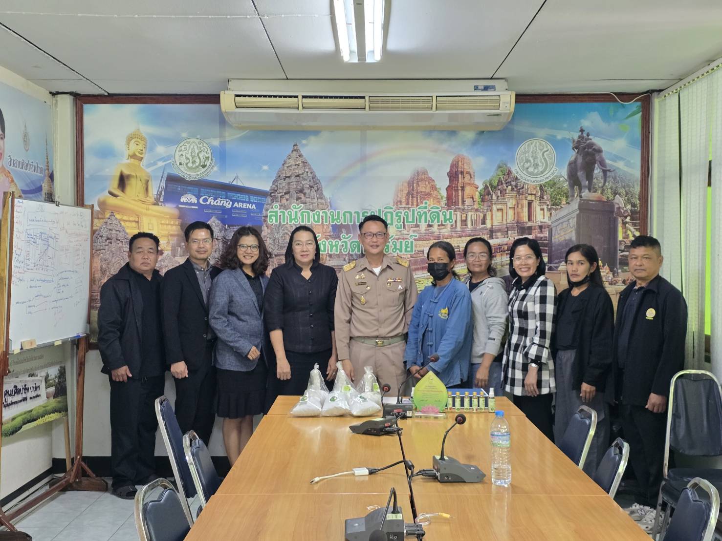 วันที่ 27 พฤศจิกายน 2568 เวลา 13.00 น. นายประเสริฐ กาญจนเกียรติกุล ปฏิรูปที่ดินจังหวัดบุรีรัมย์ ร่วมประชุมสร้างความร่วมมือกับมหาวิทยาลัยราชภัฏบุรีรัมย์ ภายใต้โครงการพัฒนาและยกระดับจังหวัดบุรีรัมย์ สู่พื้นที่วิจัยและสร้างโอกาสทางสังคมด้วยองค์ความรู้เทคโนโลยีและนวัตกรรมในการผลิตพืชสมุนไพร และการแปรรูปสมุนไพร ในพื้นที่เขตปฏิรูปที่ดินจังหวัดบุรีรัมย์