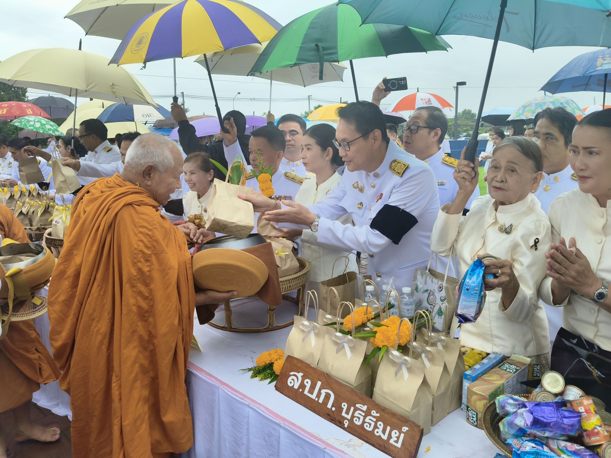 วันที่ 28 กรกฎาคม 2569 นายประเสริฐ กาญจนเกียรติกุล ปฏิรูปที่ดินจังหวัดบุรีรัมย์ พร้อมด้วย เจ้าหน้าที่ สำนักงานการปฏิรูปที่ดินจังหวัดบุรีรัมย์ ร่วมพิธีเจริญพระพุทธมนต์และทำบุญตักบาตรถวายพระราชกุศลแด่สมเด็จพระเจ้าอยู่หัว เนื่องในโอกาสวันเฉลิมพระชนมพรรษา 28 กรกฎาคม 2569