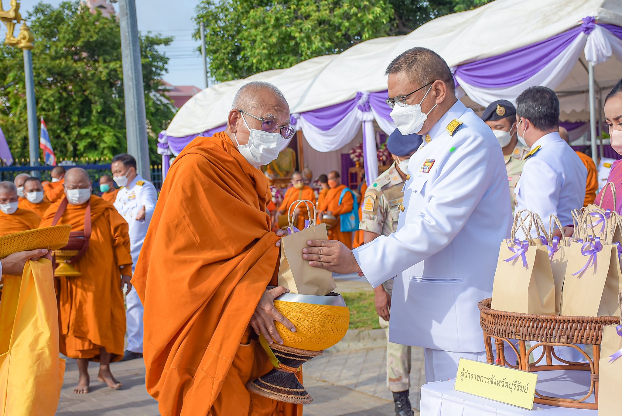 ส.ป.ก.บุรีรัมย์ ร่วมพิธีทำบุญตักบาตรถวายพระราชกุศล สมเด็จพระนางเจ้าสุทิดา พัชรสุธาพิมลลักษณ พระบรมราชินี เนื่องในโอกาสวันเฉลิมพระชนมพรรษา 44 พรรษา