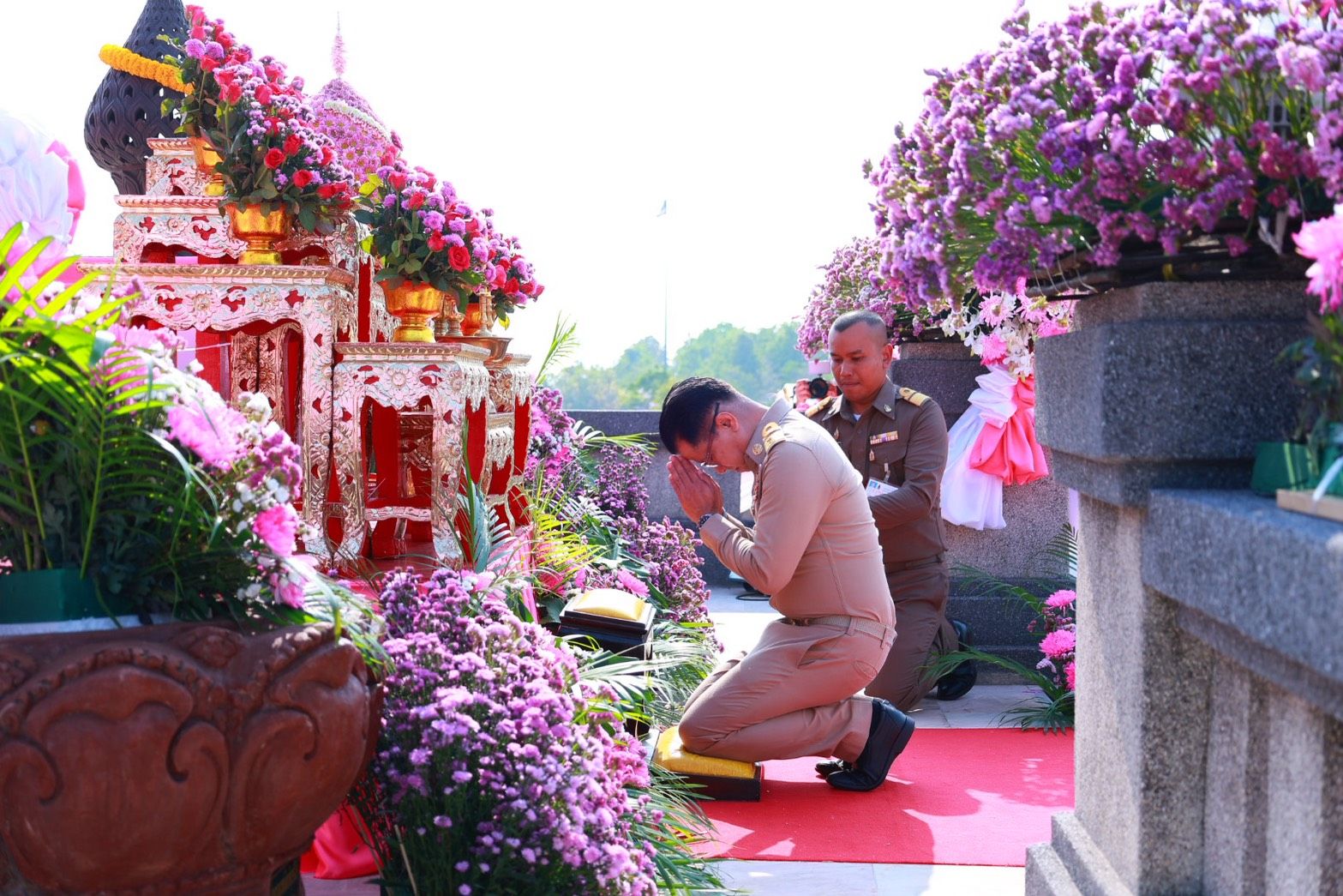 title - วันพุธที่ 18 มีนาคม 2569 นายประเสริฐ กาญจนเกียรติกุล ปฏิรูปที่ดินจังหวัดบุรีรัมย์ มอบหมายให้ นางอังคนา ประพาศพงษ์ ผู้อำนวยการกลุ่มกฎหมาย พร้อมด้วย เจ้าหน้าที่กลุ่มกฎหมาย ส.ป.ก.บุรีรัมย์ ร่วมพิธีถวายราชสักการะและกล่สวถวายสดุดี พระบาทสมเด็จพระจุลจอมเกล้าเจ้าอยู่หัว เนื่องในวันท้องถิ่นไทย ประจำปี 2569