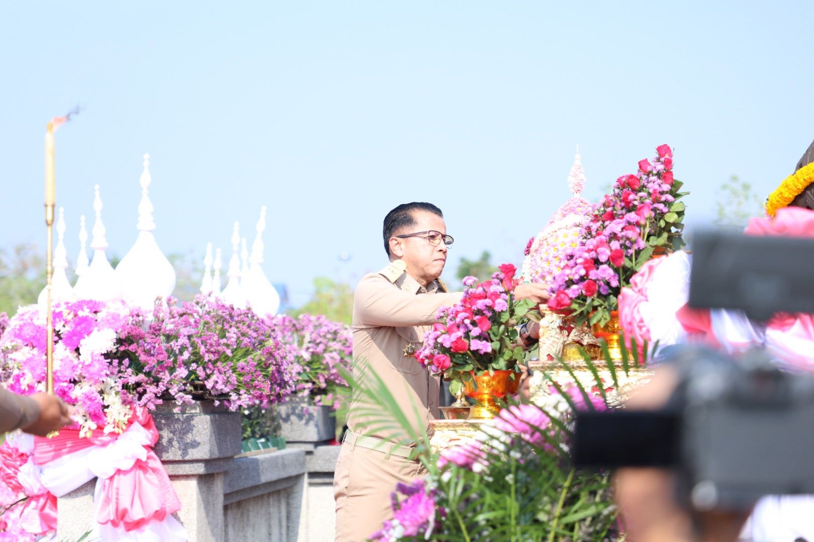 title - วันพุธที่ 18 มีนาคม 2569 นายประเสริฐ กาญจนเกียรติกุล ปฏิรูปที่ดินจังหวัดบุรีรัมย์ มอบหมายให้ นางอังคนา ประพาศพงษ์ ผู้อำนวยการกลุ่มกฎหมาย พร้อมด้วย เจ้าหน้าที่กลุ่มกฎหมาย ส.ป.ก.บุรีรัมย์ ร่วมพิธีถวายราชสักการะและกล่สวถวายสดุดี พระบาทสมเด็จพระจุลจอมเกล้าเจ้าอยู่หัว เนื่องในวันท้องถิ่นไทย ประจำปี 2569