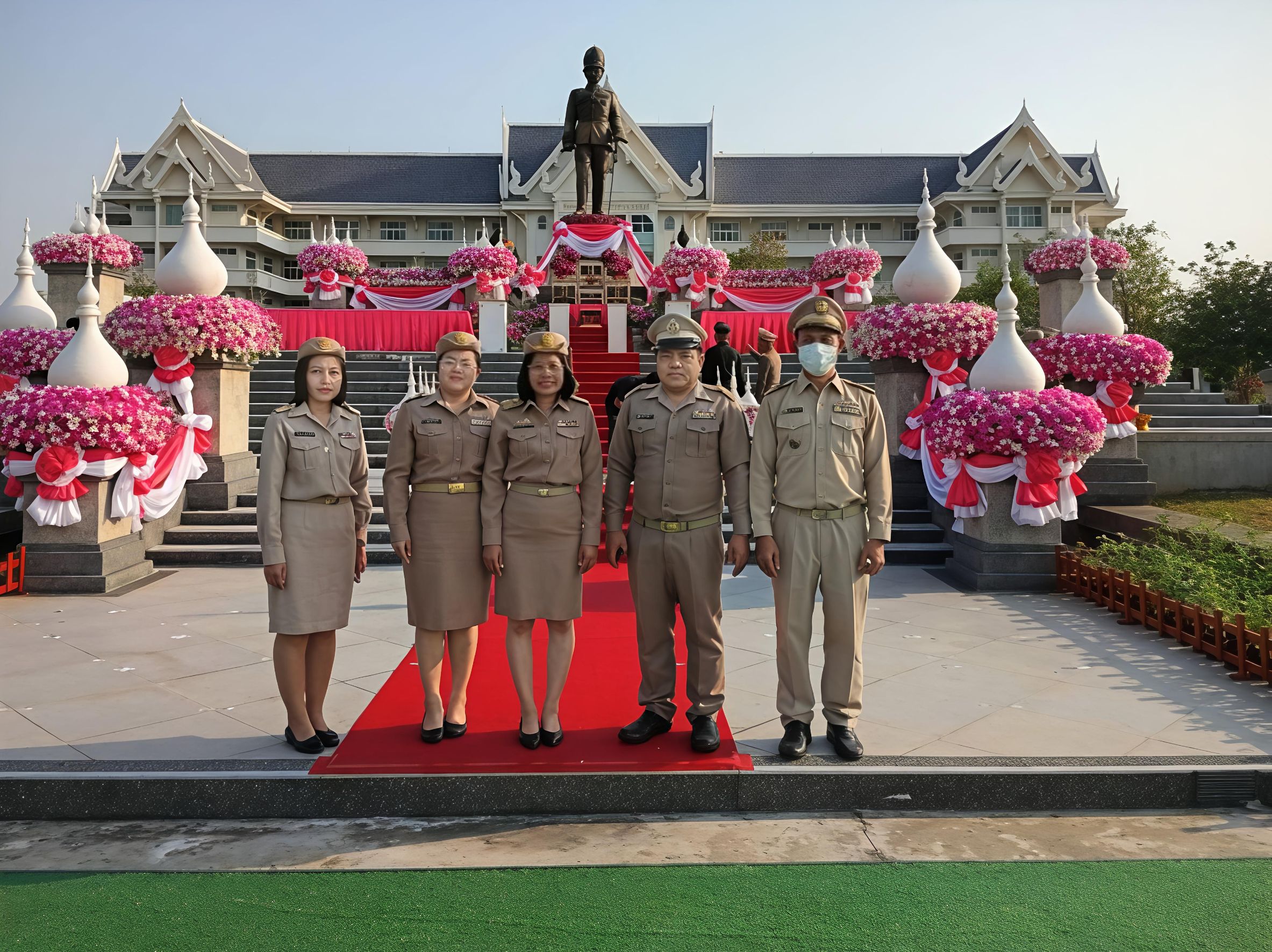 title - วันพุธที่ 18 มีนาคม 2569 นายประเสริฐ กาญจนเกียรติกุล ปฏิรูปที่ดินจังหวัดบุรีรัมย์ มอบหมายให้ นางอังคนา ประพาศพงษ์ ผู้อำนวยการกลุ่มกฎหมาย พร้อมด้วย เจ้าหน้าที่กลุ่มกฎหมาย ส.ป.ก.บุรีรัมย์ ร่วมพิธีถวายราชสักการะและกล่สวถวายสดุดี พระบาทสมเด็จพระจุลจอมเกล้าเจ้าอยู่หัว เนื่องในวันท้องถิ่นไทย ประจำปี 2569