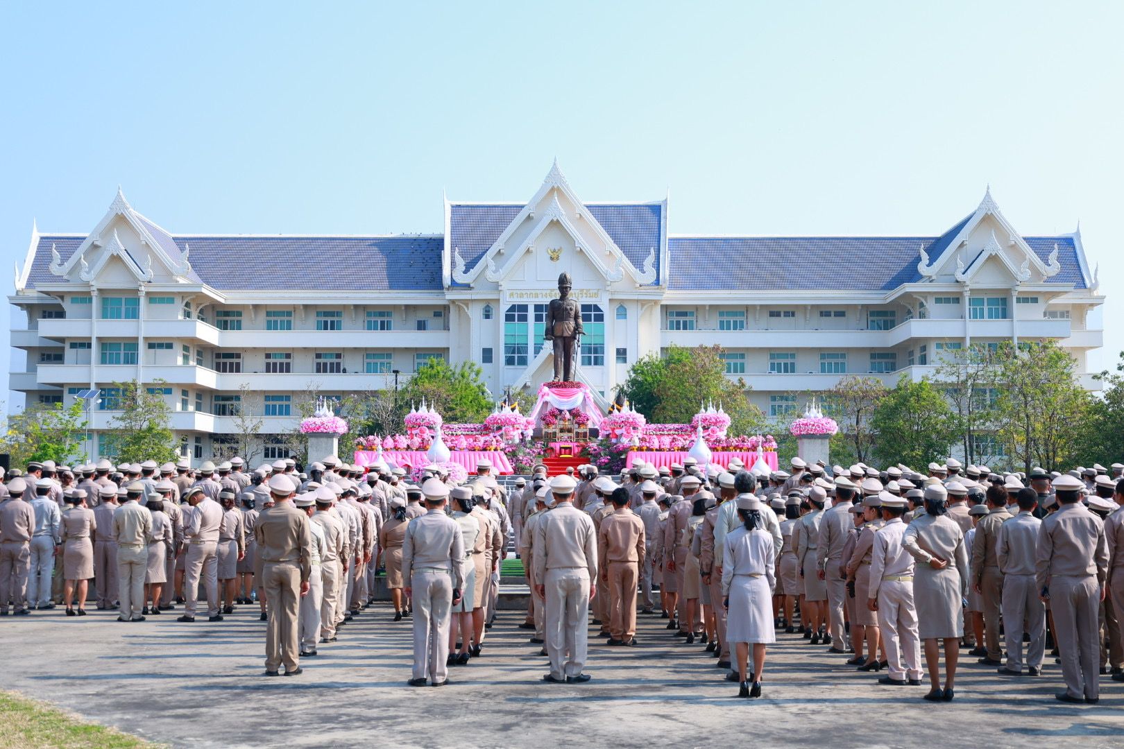 title - วันพุธที่ 18 มีนาคม 2569 นายประเสริฐ กาญจนเกียรติกุล ปฏิรูปที่ดินจังหวัดบุรีรัมย์ มอบหมายให้ นางอังคนา ประพาศพงษ์ ผู้อำนวยการกลุ่มกฎหมาย พร้อมด้วย เจ้าหน้าที่กลุ่มกฎหมาย ส.ป.ก.บุรีรัมย์ ร่วมพิธีถวายราชสักการะและกล่สวถวายสดุดี พระบาทสมเด็จพระจุลจอมเกล้าเจ้าอยู่หัว เนื่องในวันท้องถิ่นไทย ประจำปี 2569