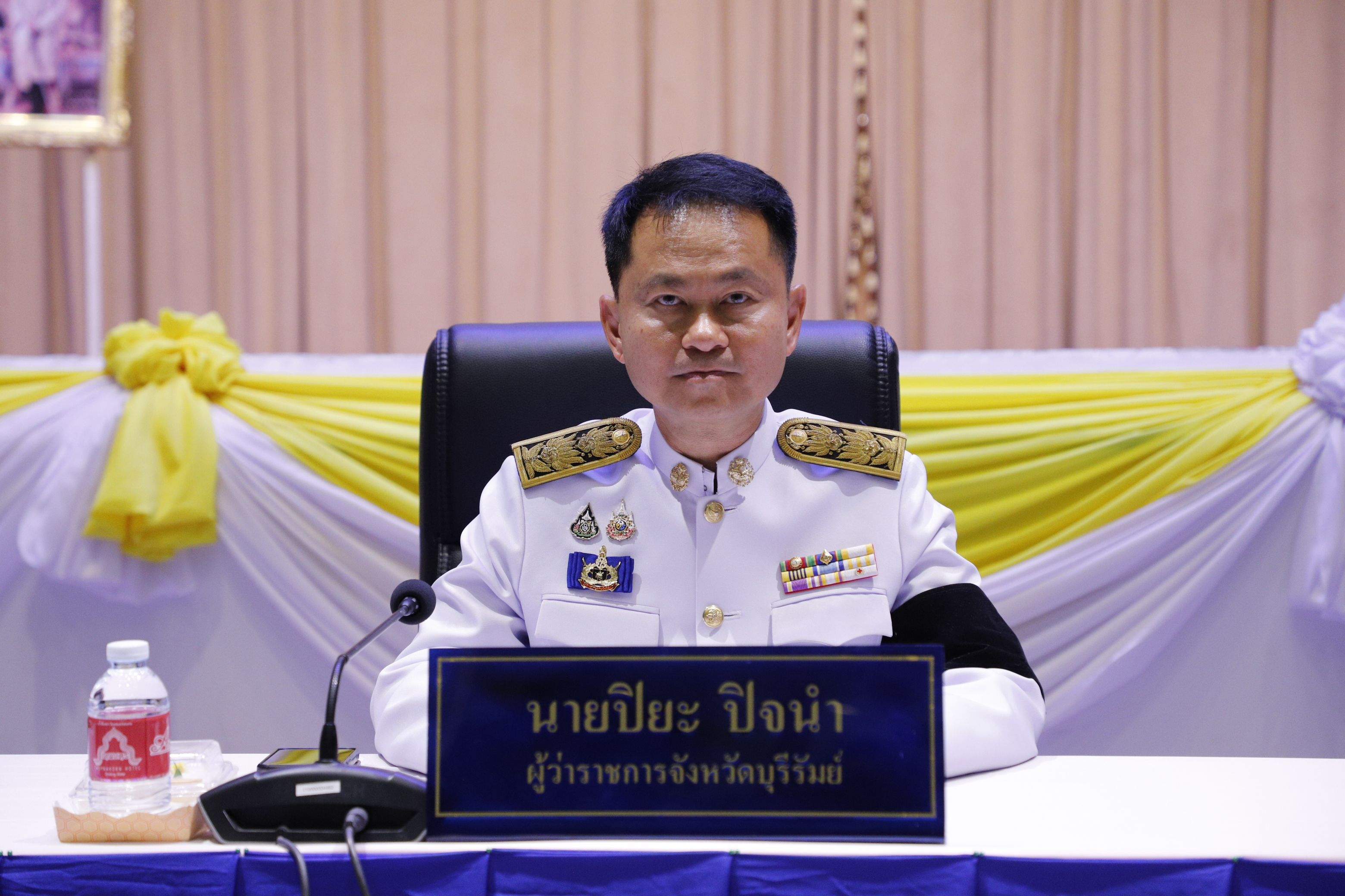 title - วันที่ 26 มีนาคม 2569 เวลา 09.00 น. นายประเสริฐ กาญจนเกียรติกุล ปฏิรูปที่ดินจังหวัดบุรีรัมย์ พร้อมด้วยนางนวลละออง ชูมาตย์ ผู้อำนวยการกลุ่มยุทธศาสตร์และการปฏิรูปที่ดิน ส.ป.ก.บุรีรัมย์ เข้าร่วมประชุมคณะกรมการจังหวัดบุรีรัมย์ ประจำเดือนมีนาคม 2569 (ครั้งที่ 3/2569) ณ หอประชุมจังหวัดบุรีรัมย์ โดยนายปิยะ ปิจนำ ผู้ว่าราชการจังหวัดบุรีรัมย์ เป็นประธานการประชุม ในวาระก่อนการประชุม ผู้ว่าราชการจังหวัดบุรีรัมย์ได้มอบโล่ห์เกียรติคุณ ให้แก่นางสามัญ โล่ห์ทอง ที่ได้รับรางวัลรองชนะเลิศ อันดับที่1 อาสาปฏิรูปที่ดินเพื่อการเกษตร (อสปก.)ดีเด่น ระดับประเทศของสำนักงานการปฏิรูปที่ดินเพื่อเกษตรกรรม เพื่อเป็นการยกย่องเชิดชูเกี่ยรติให้ปรากฎเป็นแบบอย่างที่ดีแก่บุคคลทั่วไปในการปฏิบัติงานอาสาปฏิรูปที่ดินเพื่อเกษตรกรรม