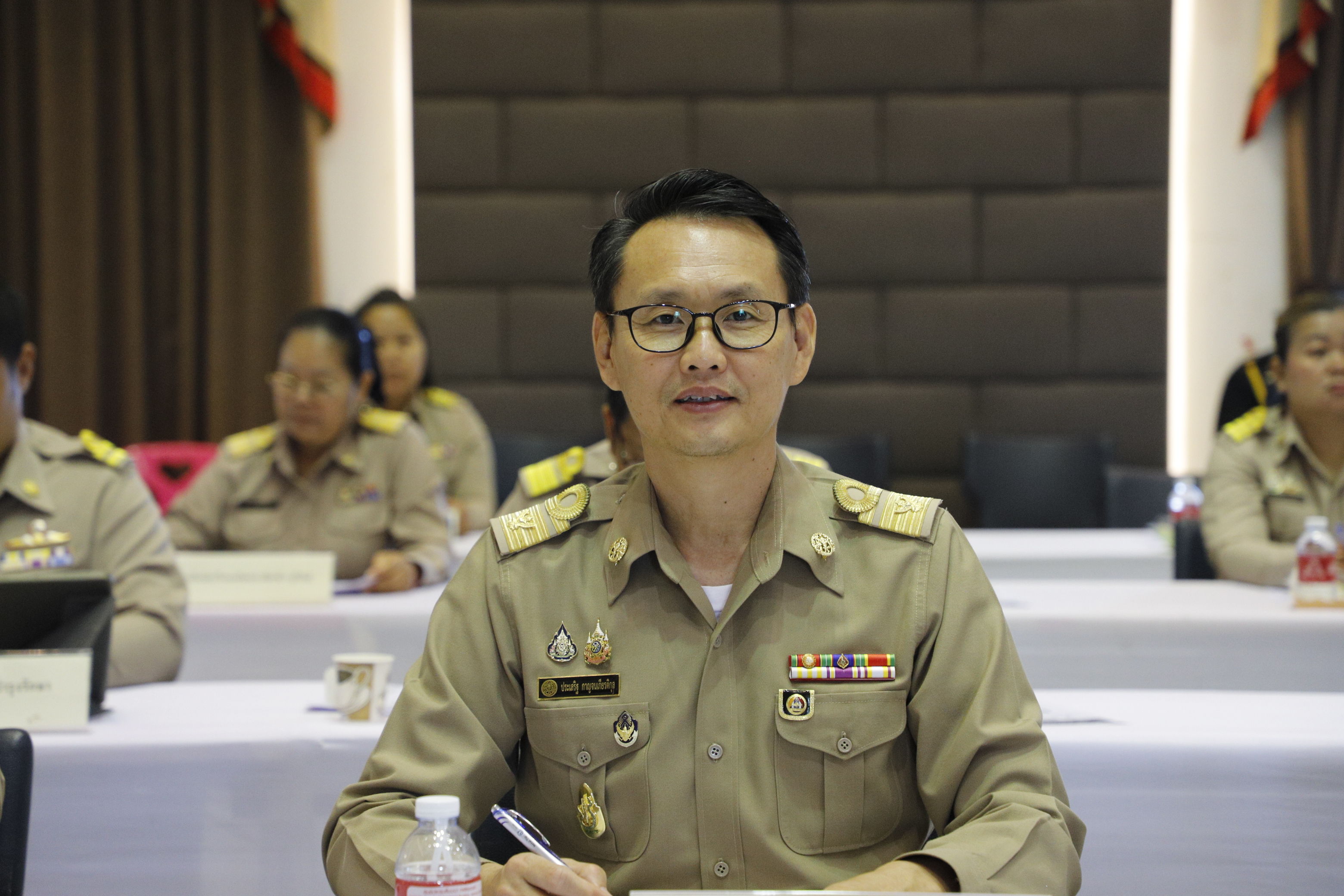 title - วันที่ 26 มีนาคม 2569 เวลา 09.00 น. นายประเสริฐ กาญจนเกียรติกุล ปฏิรูปที่ดินจังหวัดบุรีรัมย์ พร้อมด้วยนางนวลละออง ชูมาตย์ ผู้อำนวยการกลุ่มยุทธศาสตร์และการปฏิรูปที่ดิน ส.ป.ก.บุรีรัมย์ เข้าร่วมประชุมคณะกรมการจังหวัดบุรีรัมย์ ประจำเดือนมีนาคม 2569 (ครั้งที่ 3/2569) ณ หอประชุมจังหวัดบุรีรัมย์ โดยนายปิยะ ปิจนำ ผู้ว่าราชการจังหวัดบุรีรัมย์ เป็นประธานการประชุม ในวาระก่อนการประชุม ผู้ว่าราชการจังหวัดบุรีรัมย์ได้มอบโล่ห์เกียรติคุณ ให้แก่นางสามัญ โล่ห์ทอง ที่ได้รับรางวัลรองชนะเลิศ อันดับที่1 อาสาปฏิรูปที่ดินเพื่อการเกษตร (อสปก.)ดีเด่น ระดับประเทศของสำนักงานการปฏิรูปที่ดินเพื่อเกษตรกรรม เพื่อเป็นการยกย่องเชิดชูเกี่ยรติให้ปรากฎเป็นแบบอย่างที่ดีแก่บุคคลทั่วไปในการปฏิบัติงานอาสาปฏิรูปที่ดินเพื่อเกษตรกรรม