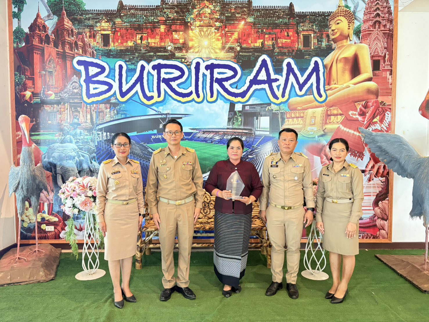 title - วันที่ 26 มีนาคม 2569 เวลา 09.00 น. นายประเสริฐ กาญจนเกียรติกุล ปฏิรูปที่ดินจังหวัดบุรีรัมย์ พร้อมด้วยนางนวลละออง ชูมาตย์ ผู้อำนวยการกลุ่มยุทธศาสตร์และการปฏิรูปที่ดิน ส.ป.ก.บุรีรัมย์ เข้าร่วมประชุมคณะกรมการจังหวัดบุรีรัมย์ ประจำเดือนมีนาคม 2569 (ครั้งที่ 3/2569) ณ หอประชุมจังหวัดบุรีรัมย์ โดยนายปิยะ ปิจนำ ผู้ว่าราชการจังหวัดบุรีรัมย์ เป็นประธานการประชุม ในวาระก่อนการประชุม ผู้ว่าราชการจังหวัดบุรีรัมย์ได้มอบโล่ห์เกียรติคุณ ให้แก่นางสามัญ โล่ห์ทอง ที่ได้รับรางวัลรองชนะเลิศ อันดับที่1 อาสาปฏิรูปที่ดินเพื่อการเกษตร (อสปก.)ดีเด่น ระดับประเทศของสำนักงานการปฏิรูปที่ดินเพื่อเกษตรกรรม เพื่อเป็นการยกย่องเชิดชูเกี่ยรติให้ปรากฎเป็นแบบอย่างที่ดีแก่บุคคลทั่วไปในการปฏิบัติงานอาสาปฏิรูปที่ดินเพื่อเกษตรกรรม