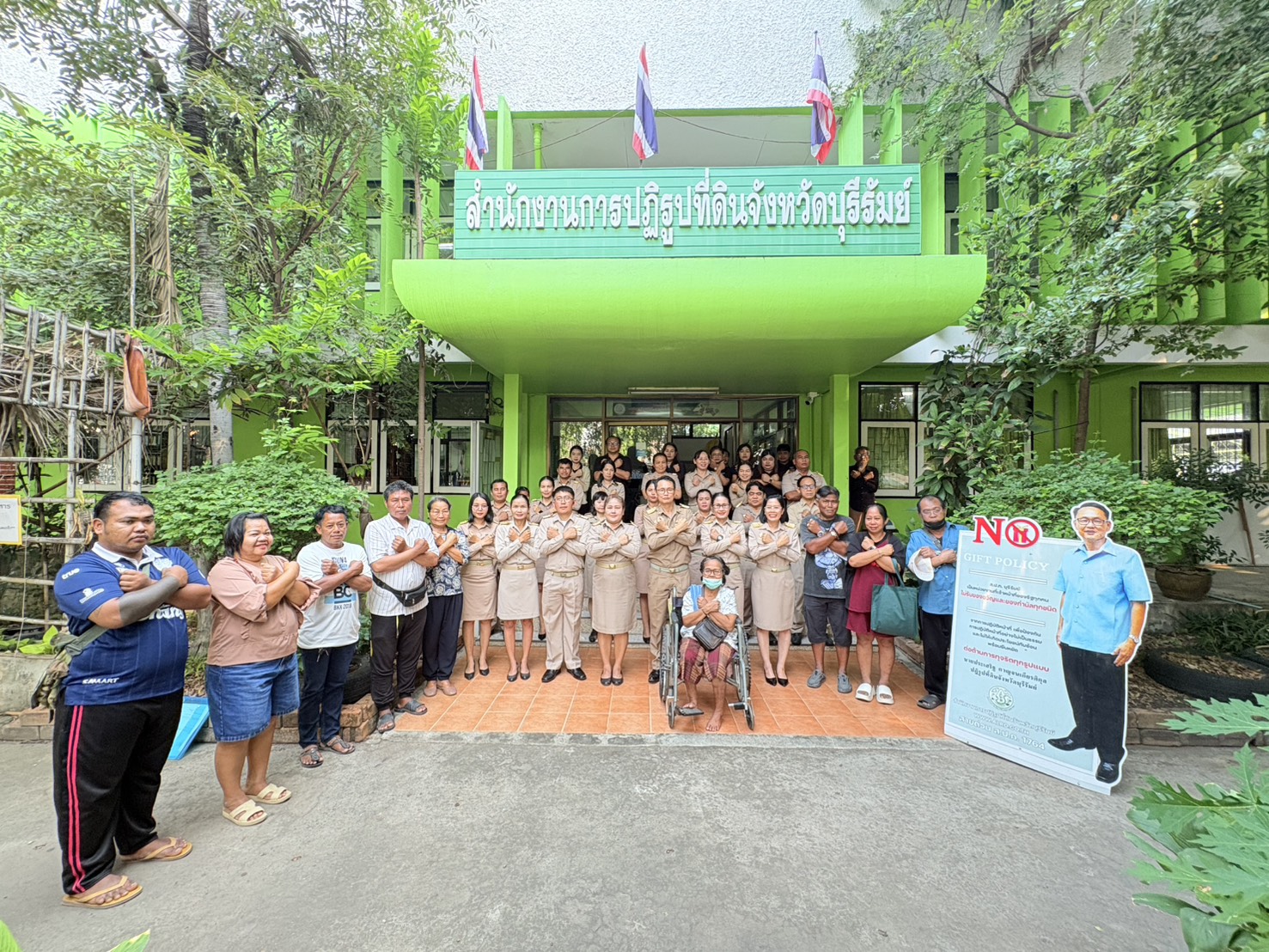 title - วันที่ 26 มีนาคม 2569 เวลา 08.00 น. นายประเสริฐ กาญจนเกียรติกุล ปฏิรูปที่ดินจังหวัดบุรีรัมย์ พร้อมด้วยข้าราชการ และเจ้าหน้าที่ ส.ป.ก.บุรีรัมย์ จัดกิจกรรมเคารพธงชาติ กล่าวคำปฏิญาณตน และประกาศเจตนารมณ์สุจริตไม่รับของขวัญและของกำนันทุกชนิด (No Gift Policy)