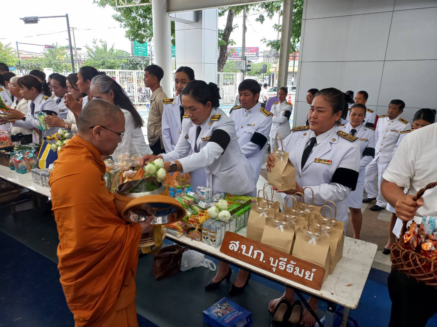 title - วันพุธที่ 12 สิงหาคม 2569 นายประเสริฐ กาญจนเกียรติกุล ปฏิรูปที่ดินจังหวัดบุรีรัมย์ มอบหมายให้ นางสาวมณฑิรา ปานคง ผู้อำนวยการกลุ่มการเงินบัญชีและจัดเก็บผลประโยชน์ พร้อมด้วยเจ้าหน้าที่ ส.ป.ก.บุรีรัมย์ ร่วมกิจกรรมวันคล้ายวันพระราชสมภพสมเด็จพระนางเจ้าสิริกิติ์พระบรมราชินีนาถ พระบรมราชชนนีพันปีหลวง และวันแม่แห่งชาติ จังหวัดบุรีรัมย์