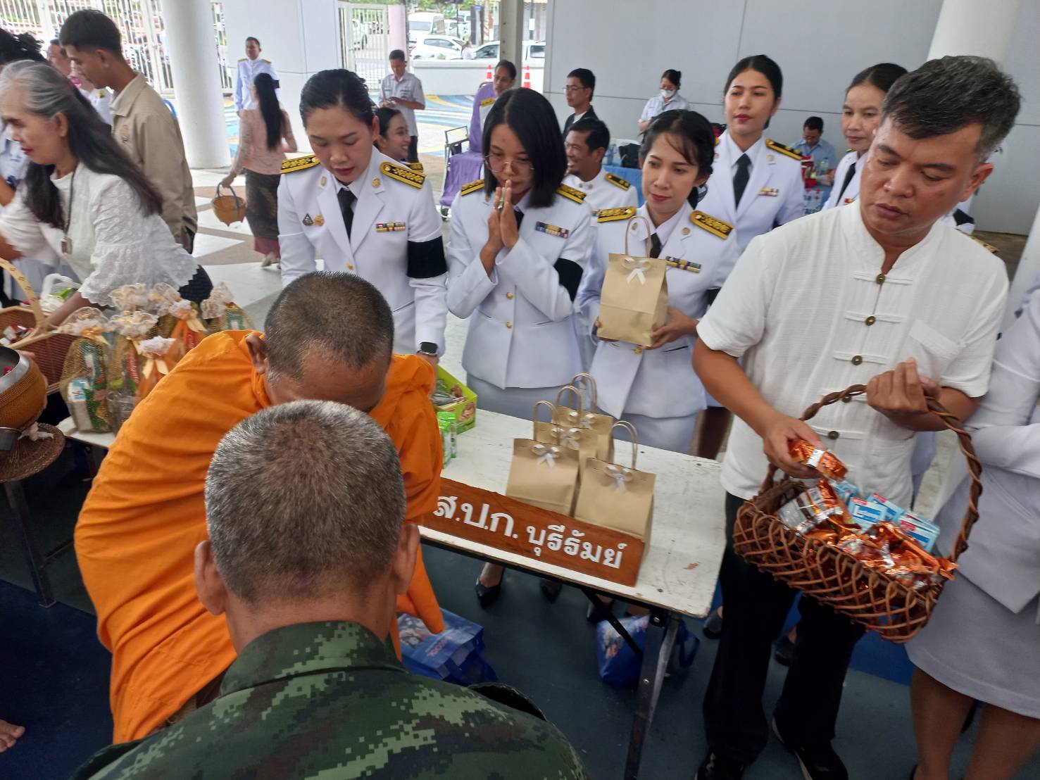 title - วันพุธที่ 12 สิงหาคม 2569 นายประเสริฐ กาญจนเกียรติกุล ปฏิรูปที่ดินจังหวัดบุรีรัมย์ มอบหมายให้ นางสาวมณฑิรา ปานคง ผู้อำนวยการกลุ่มการเงินบัญชีและจัดเก็บผลประโยชน์ พร้อมด้วยเจ้าหน้าที่ ส.ป.ก.บุรีรัมย์ ร่วมกิจกรรมวันคล้ายวันพระราชสมภพสมเด็จพระนางเจ้าสิริกิติ์พระบรมราชินีนาถ พระบรมราชชนนีพันปีหลวง และวันแม่แห่งชาติ จังหวัดบุรีรัมย์