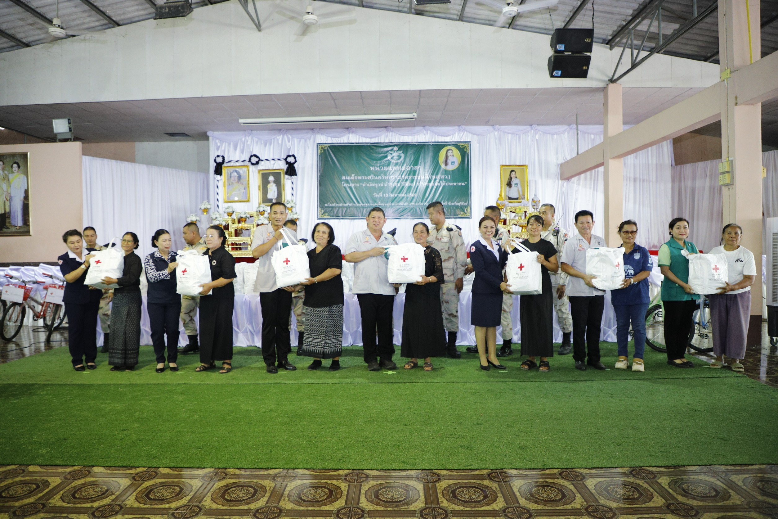 title - วันที่ 13 สิงหาคม 2579 นายประเสริฐ กาญจนเกียรติกุล  ปฏิรูปที่ดินจังหวัดบุรีรัมย์ มอบหมายให้กลุ่มยุทธศาสตร์และการปฏิรูปที่ดิน ร่วมกิจกรรมหน่วยแพทย์อาสา สมเด็จพระศรีนครินทราบรมราชชนนี (พอ.สว) โครงการบำบัดทุกข์บำรุงสุขสร้างรอยยิ้มให้ประชาชน