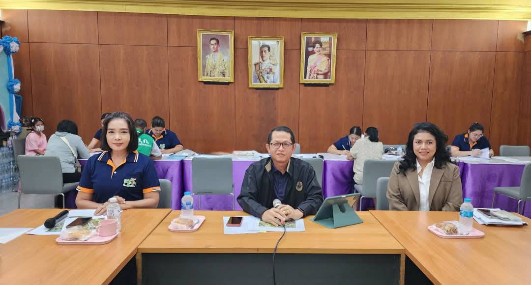 การประชุมชี้แจงรายละเอียดหลักเกณฑ์และแนวทางการจัดที่ดินในพื้นที่ศูนย์ศิลปาชีพบางไทร (เดิม) ณ ห้องประชุมศูนย์ส่งเสริมและพัฒนาอาชีพเสริมนอกภาคการเกษตร ตำบลช้างใหญ่ อำเภอบางไทร จังหวัดพระนครศรีอยุธยา
