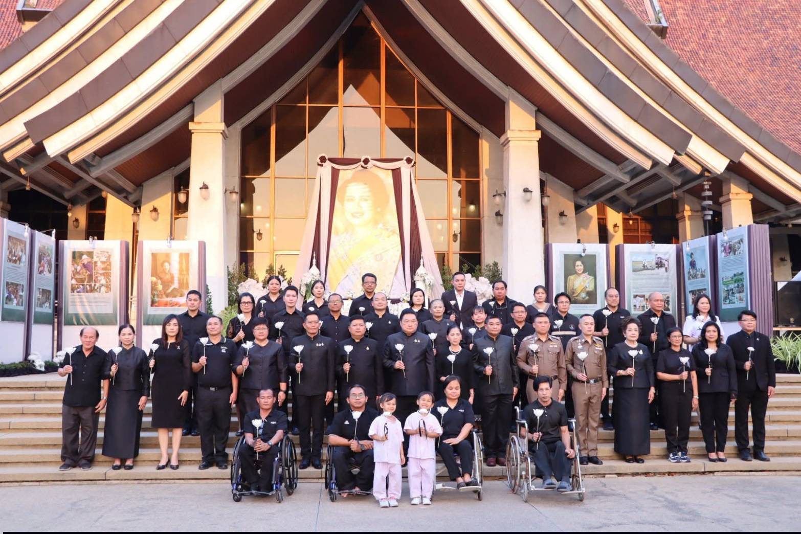 ผู้อำนวยการศูนย์ส่งเสริมและพัฒนาอาชีพเสริมนอกภาคการเกษตร ร่วมกิจกรรมแสดงความอาลัยและแสดงความจงรักภักดีสมเด็จพระนางเจ้าสิริกิต์ พระบรมราชินีนาถ พระบรมราชชนนีพันปีหลวง โครงการหนึ่งความดี ล้านความรัก ภูมิใจพรรคพระพันปีหลวง ณ ศาลาพระมิ่งขวัญ ศูนย์ส่งเสริมและพัฒนาอาชีพเสริมนอกภาคการเกษตร (ศูนย์ศิลปาชีพบางไทรฯ (เดิม))