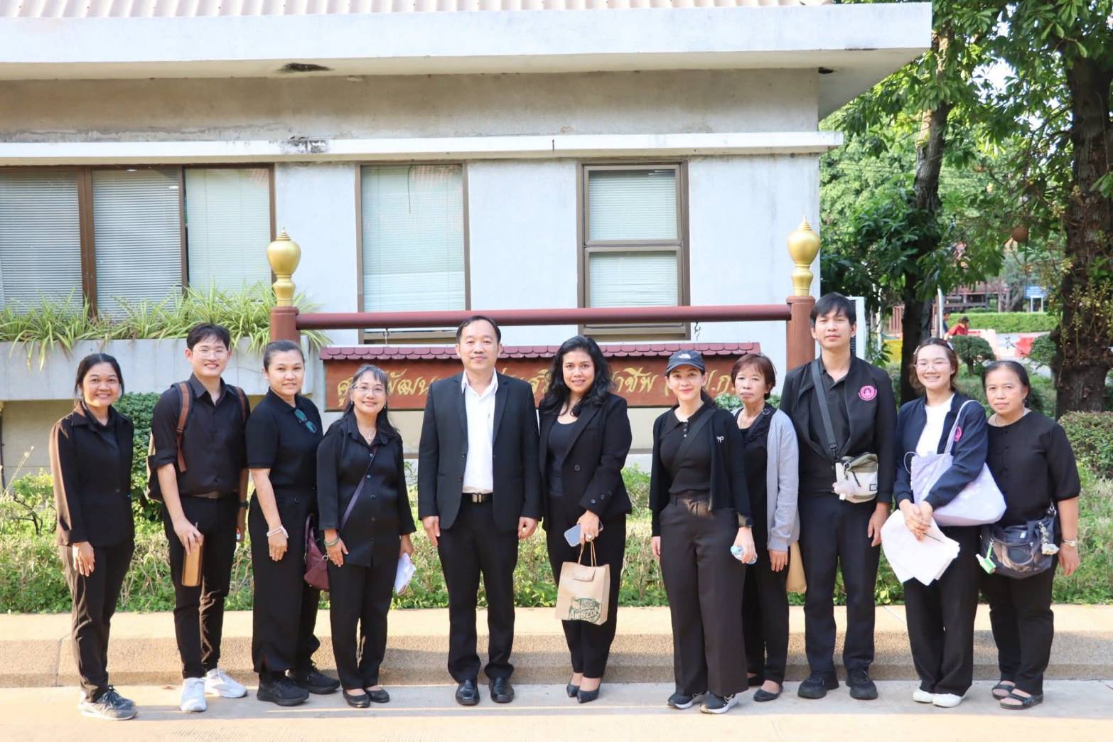 นางสาวสิริมา แจ้งกระจ่าง ผอ.ศพส. ให้การต้อนรับ คณะเจ้าหน้าที่กระทรวงการพัฒนาสังคมและความมั่นคงของมนุษย์ เข้าศึกษาดูงานภายในแผนกฝึกอบรม และเยี่ยมชมสถานที่ของ ศพส.