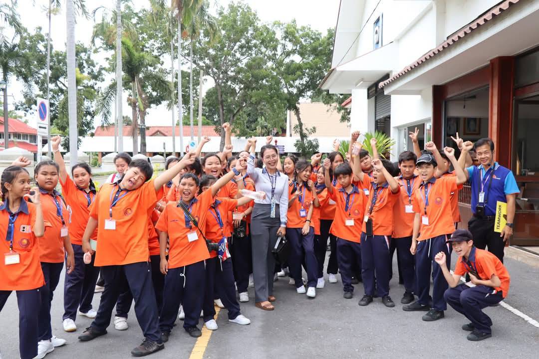 คณะครูและนักเรียน โรงเรียนพระยาประเสริฐสุนทราศรัย กรุงเทพมหานคร เข้าศึกษาดูงานภายในแผนกฝึกอบรมทั้ง 12 แผนกและเยี่ยมชมสถานที่ของ ศพส.