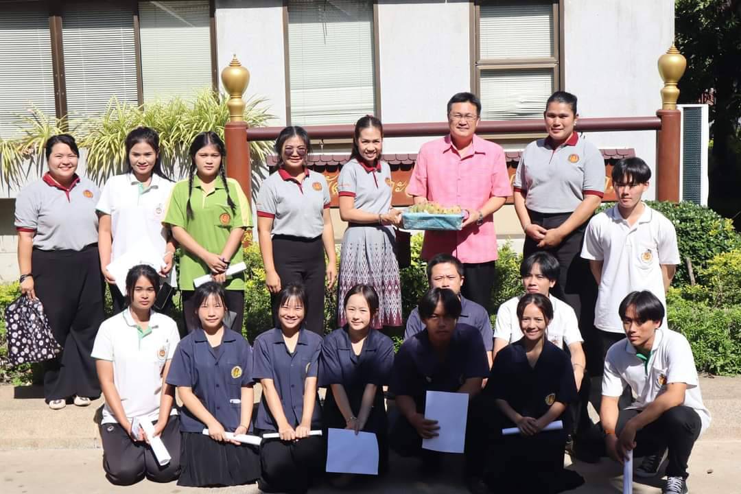 คณะครูและนักศึกษา วิทยาลัยเกษตรและเทคโนโลยีศูนย์ศิลปาชีพบางไทร สถาบันการอาชีวศึกษาเกษตรภาคกลาง อำเภอบางไทร จังหวัดพระนครศรีอยุธยา เข้าศึกษาดูงาน แผนกช่างบาติก เกี่ยวกับการพิมพ์ลายผ้า การย้อมผ้าและผลิตภัณฑ์จากผ้า ณ ศูนย์ส่งเสริมและพัฒนาอาชีพเสริมนอกภาคการเกษตร 