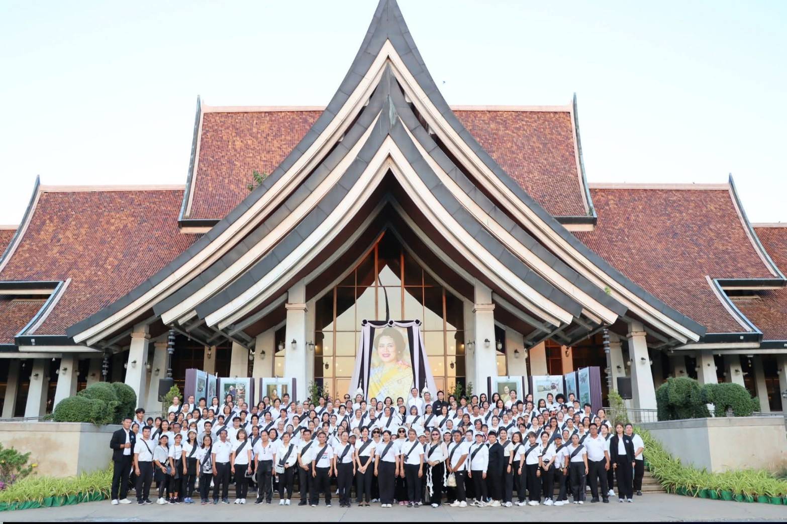 ศพส. ร่วมกิจกรรมถวายความอาลัยแด่พระพันปีหลวง “มิ่งขวัญคู่แผ่นดิน”  ณ ศูนย์ส่งเสริมและพัฒนาอาชีพเสริมนอกภาคการเกษตร (ศูนย์ศิลปาชีพ บางไทรฯ (เดิม)) 