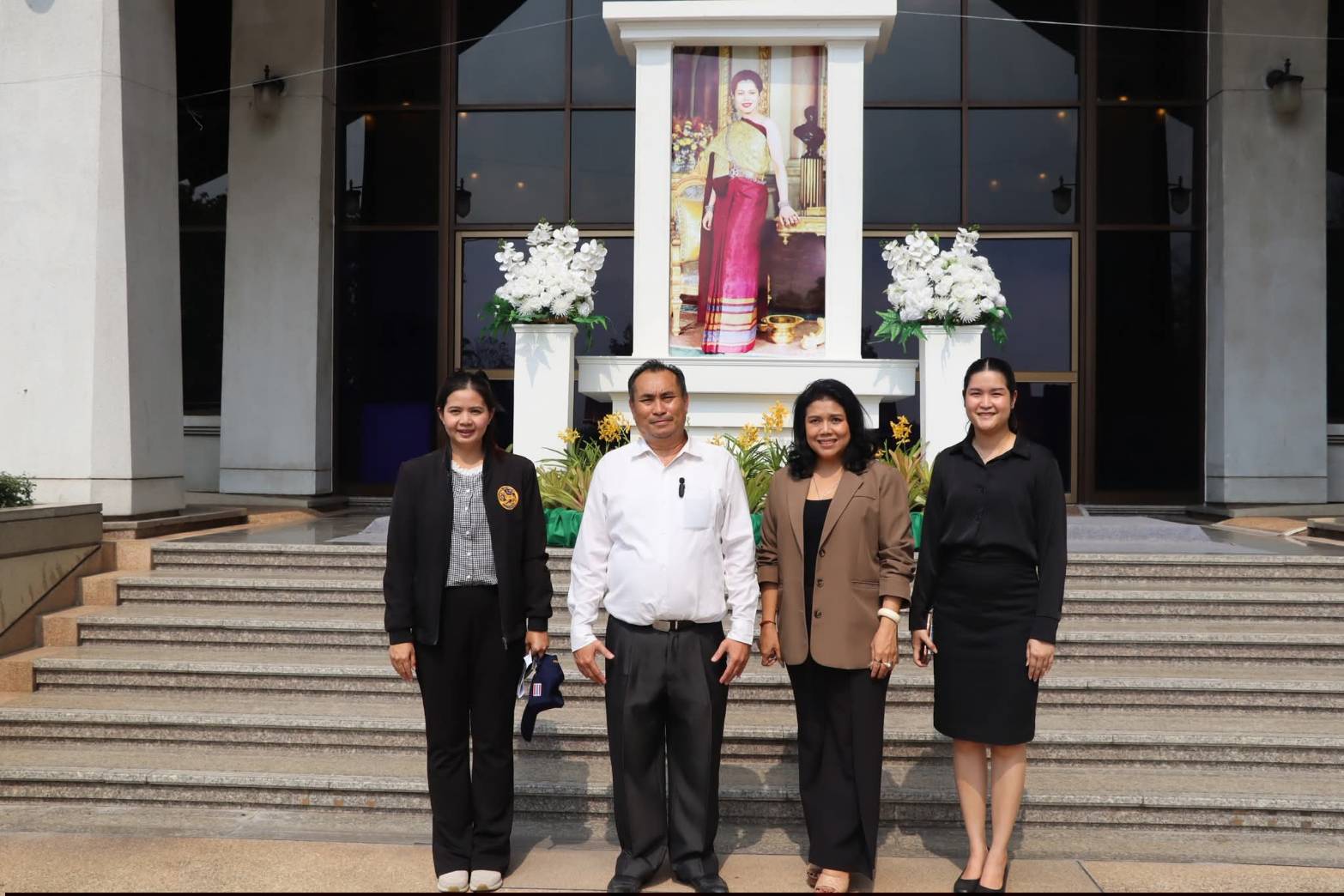 นายอำเภอบางไทร และคณะผู้บริหารท้องถิ่น ลงพื้นที่เยี่ยมชมสถานที่ภายใน ศูนย์ส่งเสริมและพัฒนาอาชีพเสริมนอกภาคการเกษตร (ศูนย์ศิลปาชีพบางไทรฯ (เดิม)) และแผนกฝึกอบรมทั้ง 12 แผนก