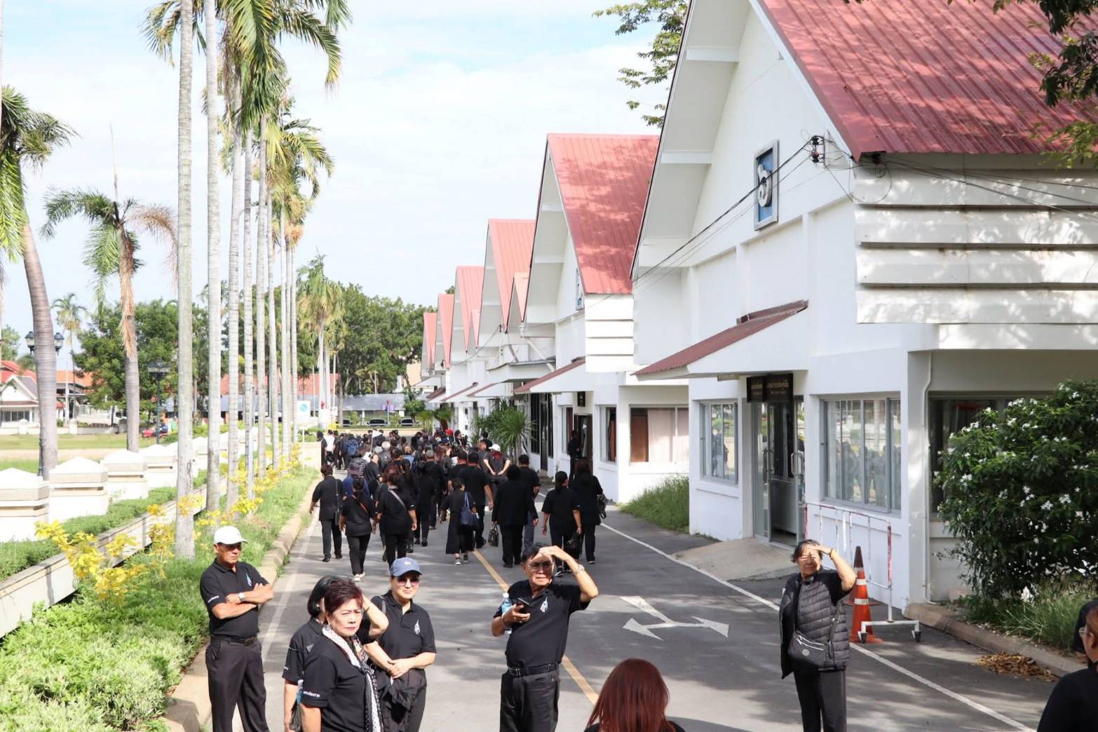 บรรยากาศดีๆ แบบนี้ เสาร์ - อาทิตย์ ที่ ศูนย์ส่งเสริมและพัฒนาพัฒนาอาชีพเสริมนอกภาคการเกษตร (ศูนย์ศิลปาชีพบางไทรฯ (เดิม))