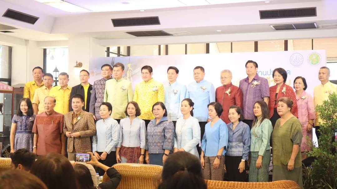 ร้อยเอก ธรรมนัส พรหมเผ่า รัฐมนตรีว่าการกระทรวงเกษตรและสหกรณ์ เป็นประธานกล่าวเปิดงานประกวดเส้นไหม ผ้าไหมตรานกยูงพระราชทานและผลิตภัณฑ์หม่อนไหม ประจำปี 2567 ณ ศูนย์ส่งเสริมและพัฒนาอาชีพเสริมนอกภาคการเกษตร