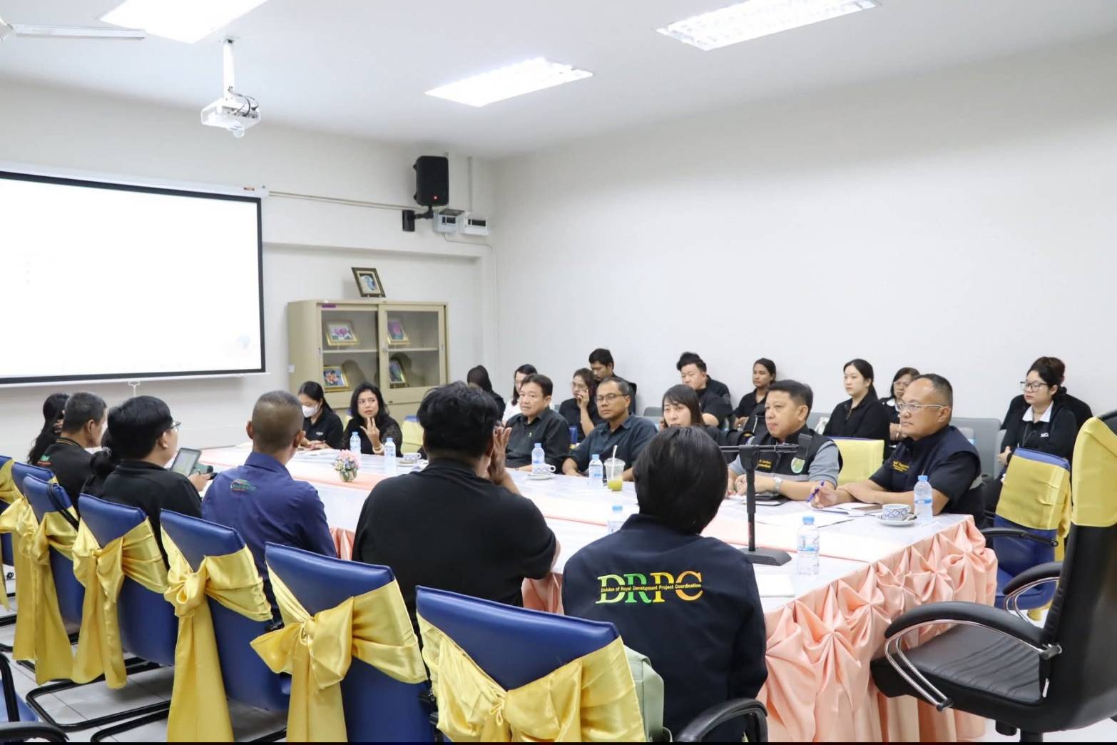สำนักแผนงานและโครงการพิเศษ กระทรวงเกษตรและสหกรณ์ ร่วมกับผู้แทนหน่วยงานภายในสังกัดกระทรวงเกษตรและสหกรณ์ ประชุมติดตามความคืบหน้าและลงพื้นที่แปลงนาภายในศูนย์ส่งเสริมและพัฒนาอาชีพเสริมนอกภาคการเกษตร