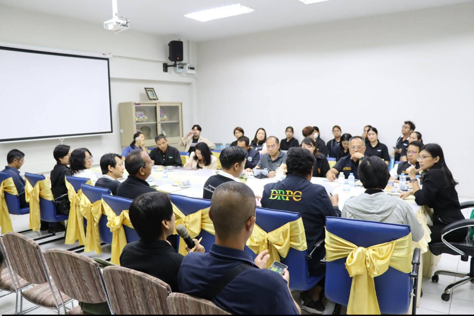 สำนักแผนงานและโครงการพิเศษ กระทรวงเกษตรและสหกรณ์ ร่วมกับผู้แทนหน่วยงานภายในสังกัดกระทรวงเกษตรและสหกรณ์, ผู้อำนวยการศูนย์ส่งเสริมและพัฒนาอาชีพเสริมนอกภาคการเกษตร เข้าร่วมประชุมหารือและลงพื้นที่แปลงนาภายในศูนย์ส่งเสริมและพัฒนาอาชีพเสริมนอกภาคการเกษตร เพื่อเตรียมความพร้อมในการจัดกิจกรรมจิตอาสา กระทรวงเกษตรและสหกรณ์ 