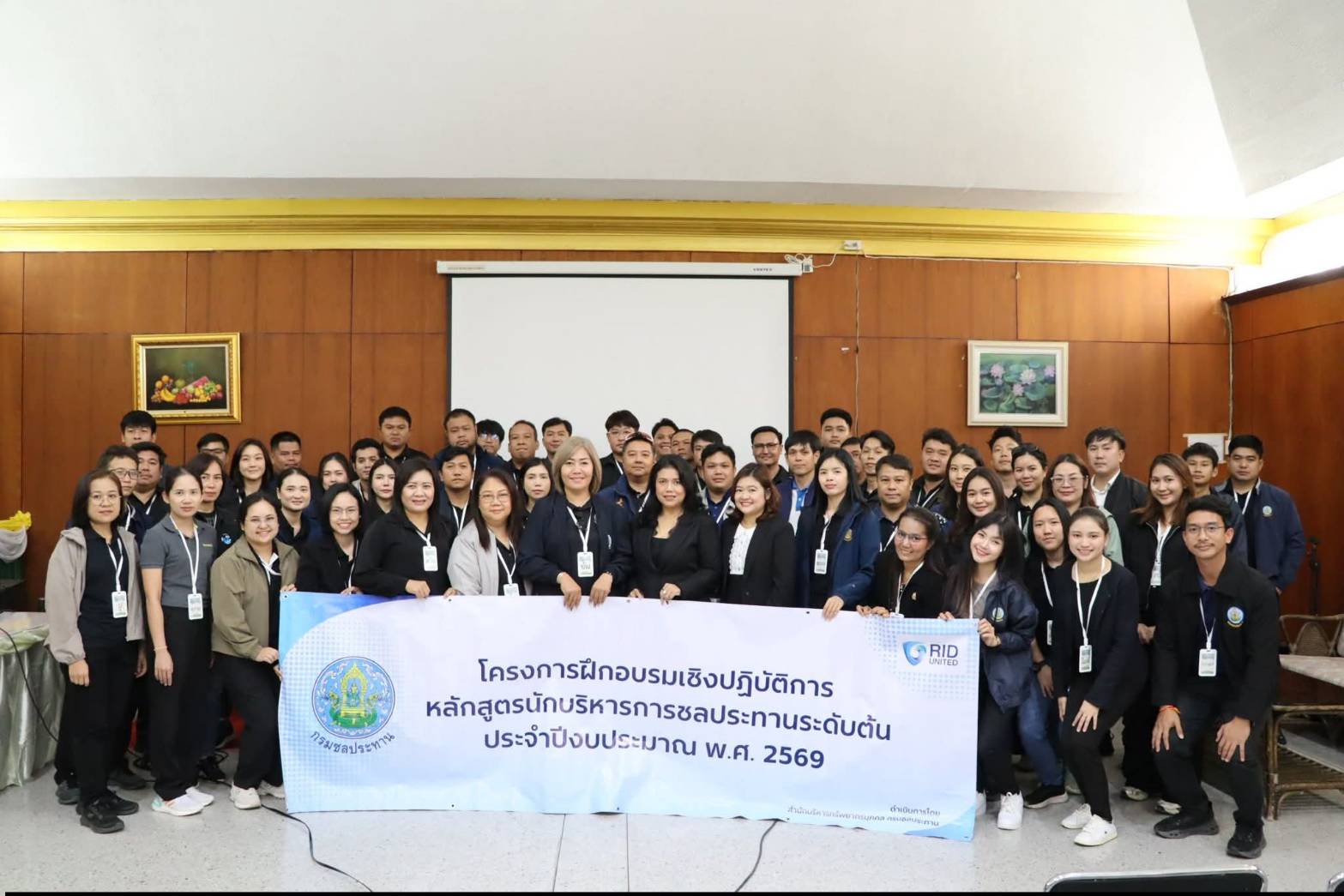 นางสาวสิริมา แจ้งกระจ่าง ผู้อำนวยการศูนย์ส่งเสริมและพัฒนาอาชีพเสริมนอกภาคการเกษตร ให้การต้อนรับบุคลากรในโครงการฝึกอบรมเชิงปฏิบัติการ หลักสูตรนักบริหารการชลประทานระดับต้น รุ่นที่ 30 ณ ศูนย์ส่งเสริมและพัฒนาอาชีพเสริมนอกภาคการเกษตร (ศูนย์ศิลปาชีพ บางไทรฯ (เดิม))