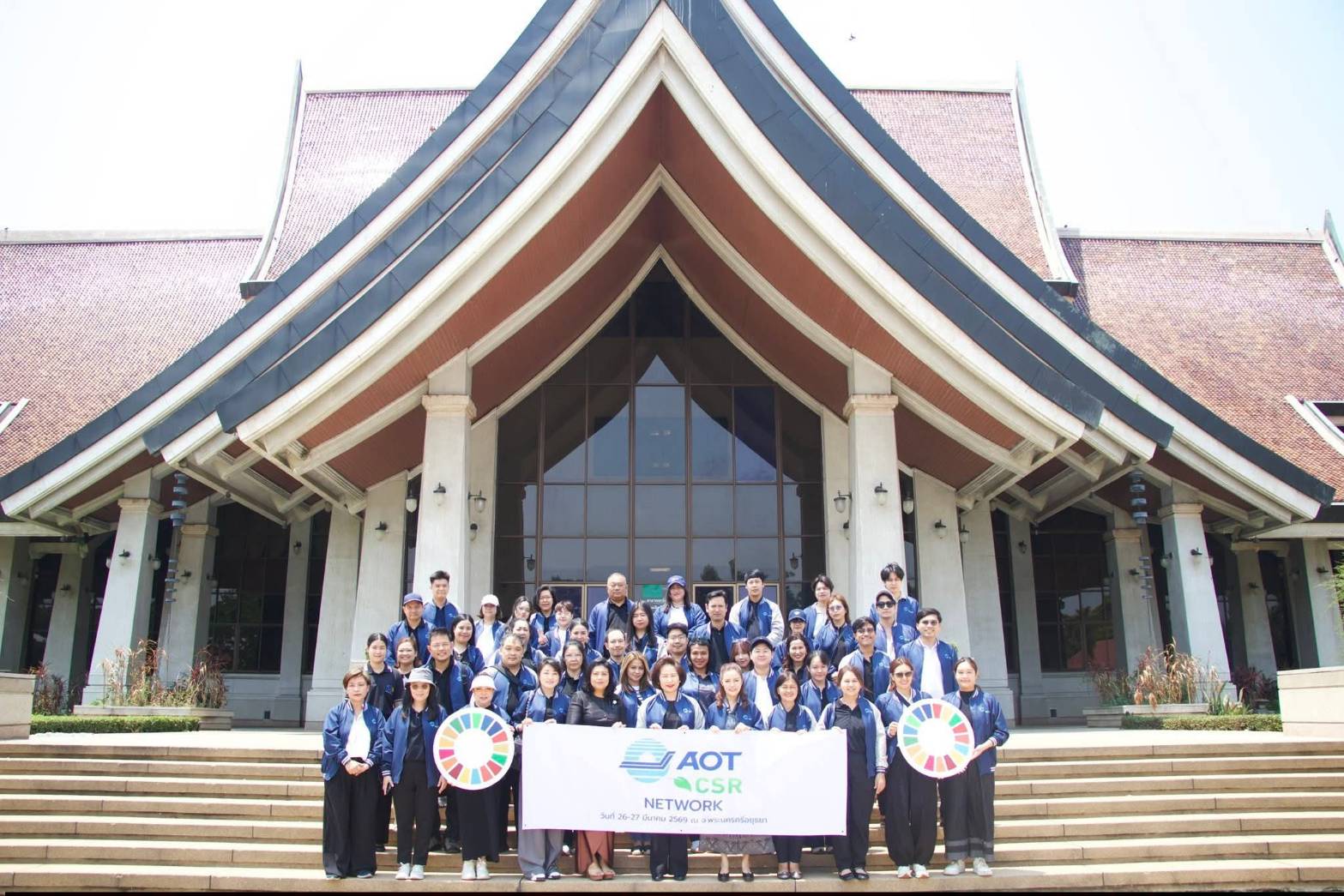 ผอ.ศพส. ให้การต้อนรับ ผอก.สกอญ. พร้อมด้วย คณะผู้เข้าร่วมสัมมนาเชิงปฏิบัติการฯ เข้าเยี่ยมชมแผนกฝึกอบรม และพื้นที่ภายในศูนย์ส่งเสริมและพัฒนาอาชีพเสริมนอกภาคการเกษตร