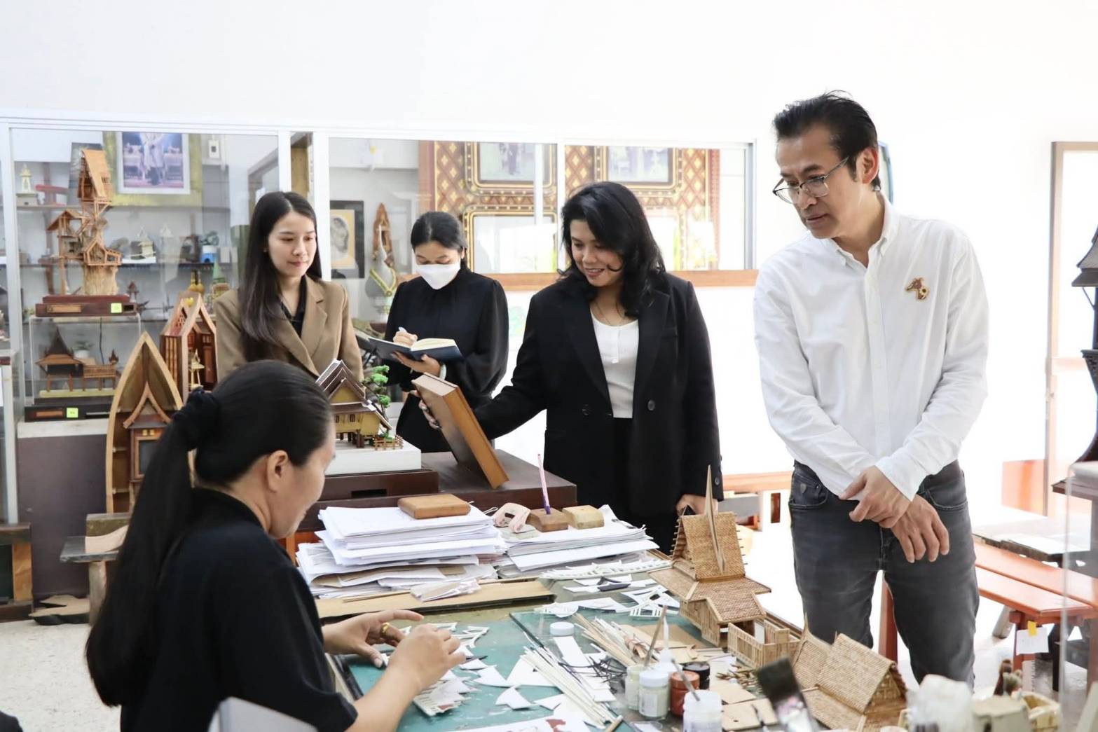 ผู้อำนวยการศูนย์ส่งเสริมและพัฒนาอาชีพเสริมนอกภาคการเกษตร ให้การต้อนรับคณะเจ้าหน้าที่กระทรวงทรัพยากรธรรมชาติและสิ่งแวดล้อม เยี่ยมชมสถานที่ ศพส. และแผนกฝึกอบรมทั้ง 12 แผนก