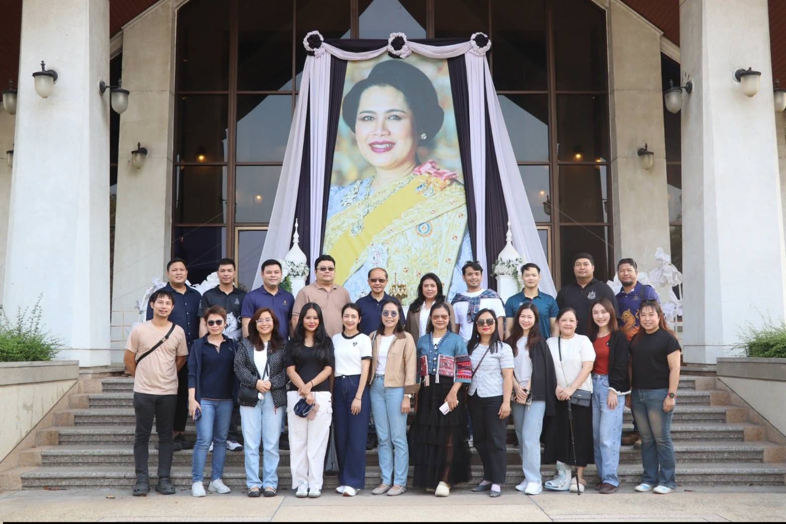 ผอ.ศพส. ให้การต้อนรับ คณะนักศึกษาโครงการรัฐประศาสนศาสตรมหาบัณฑิต รุ่นที่ 18 มหาวิทยาลัยรามคำแหง เข้าเยี่ยมชมแผนกฝึกอบรมทั้ง 12 แผนก และพื้นที่ภายในศูนย์ส่งเสริมและพัฒนาอาชีพเสริมนอกภาคการเกษตร